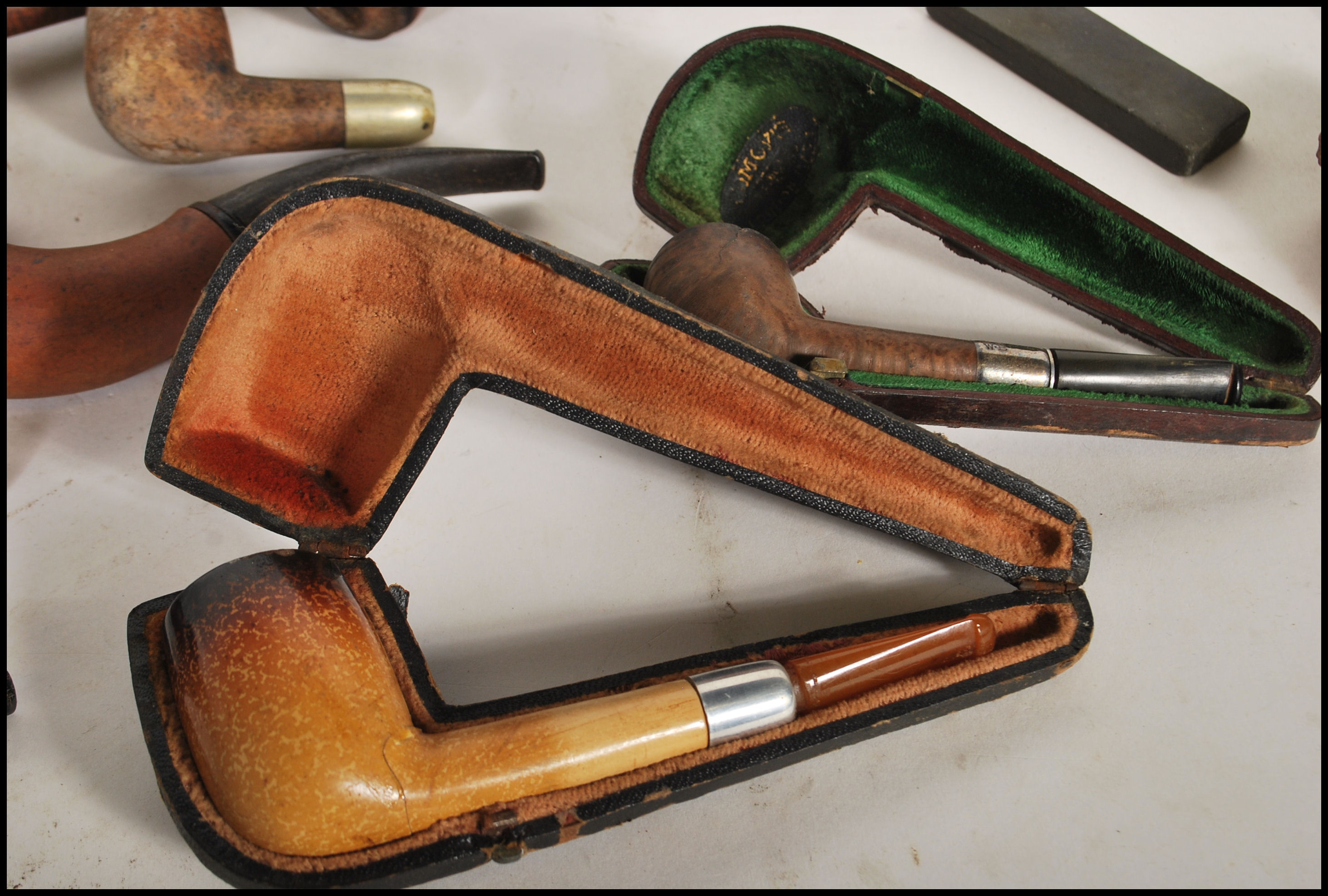 A good collection of vintage smoking tobacco pipes and accessories to include various leather - Image 8 of 12