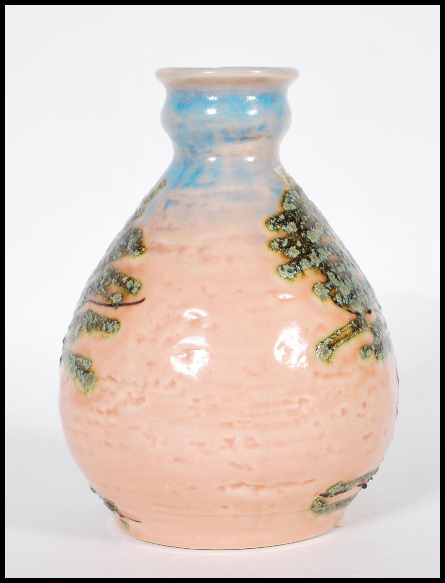 A vintage retro 20th Century West German Bay Keramic fat lava vase, the bulbous vase on a pink and - Bild 2 aus 6