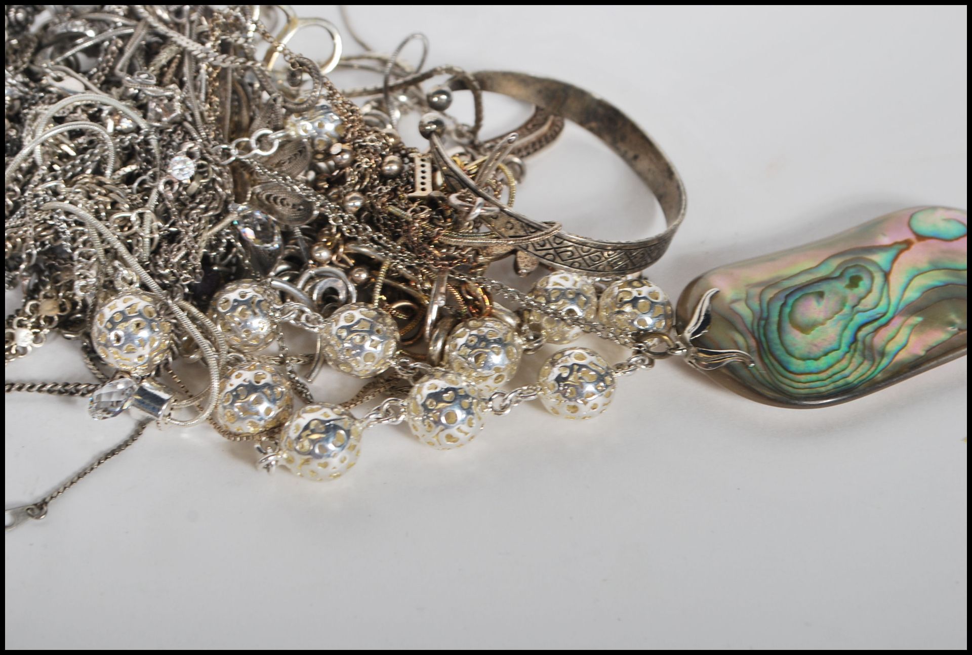 A large collection of silver and silver white metal jewellery to include a good selection of - Bild 5 aus 9