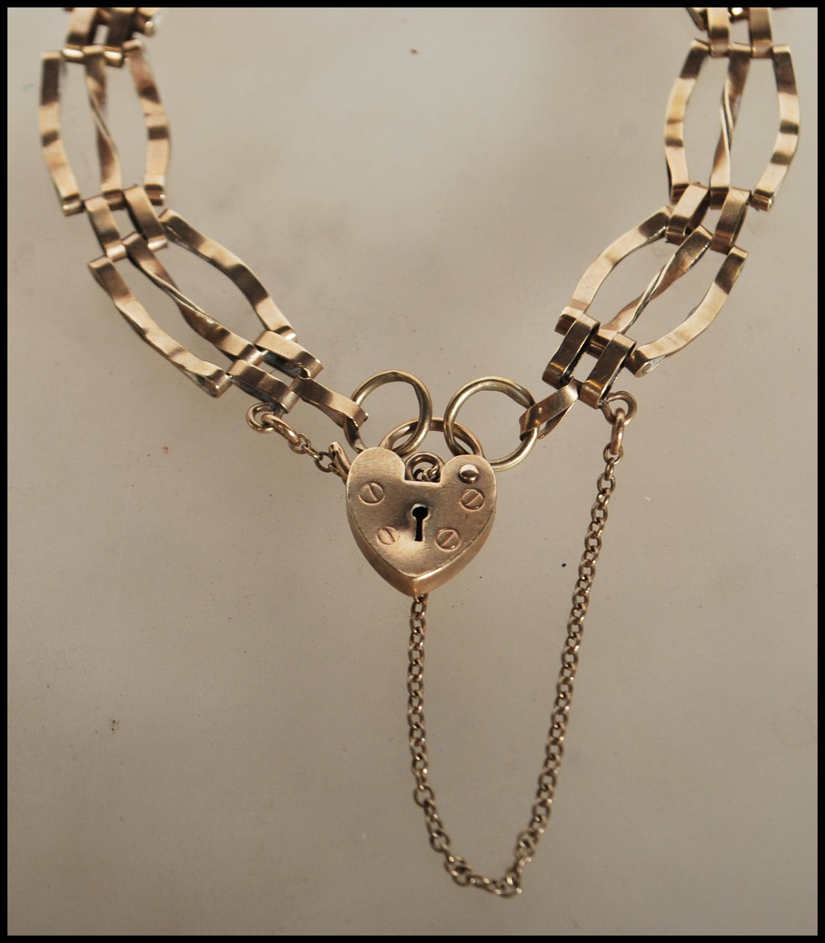 A 9ct gold hallmarked gate link bracelet having a heart padlock and safety chain. Hallmarked London. - Image 4 of 4