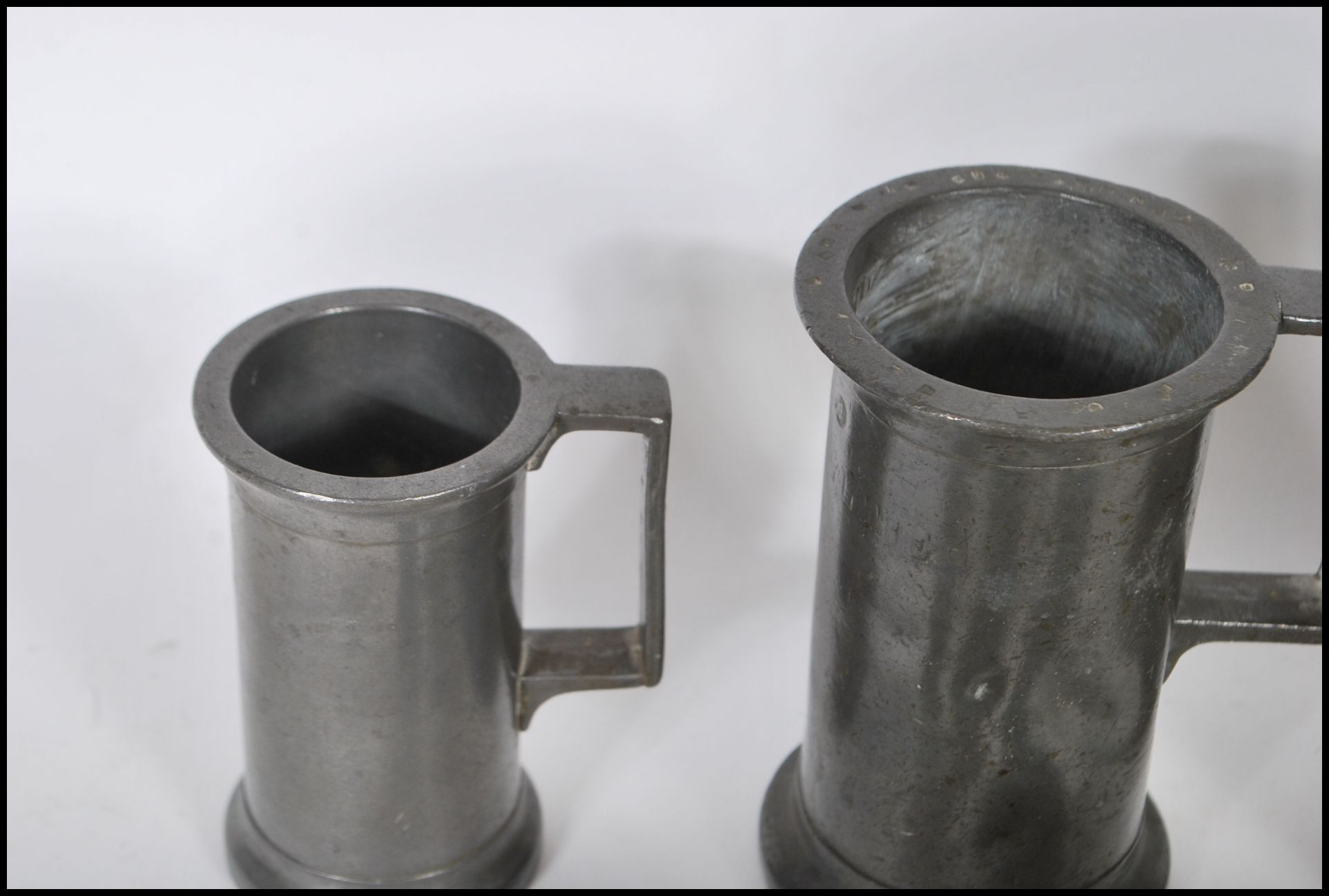 A set of six graduating 18th / 19th Century French apothecary pewter measuring cups. Each measure - Bild 4 aus 6