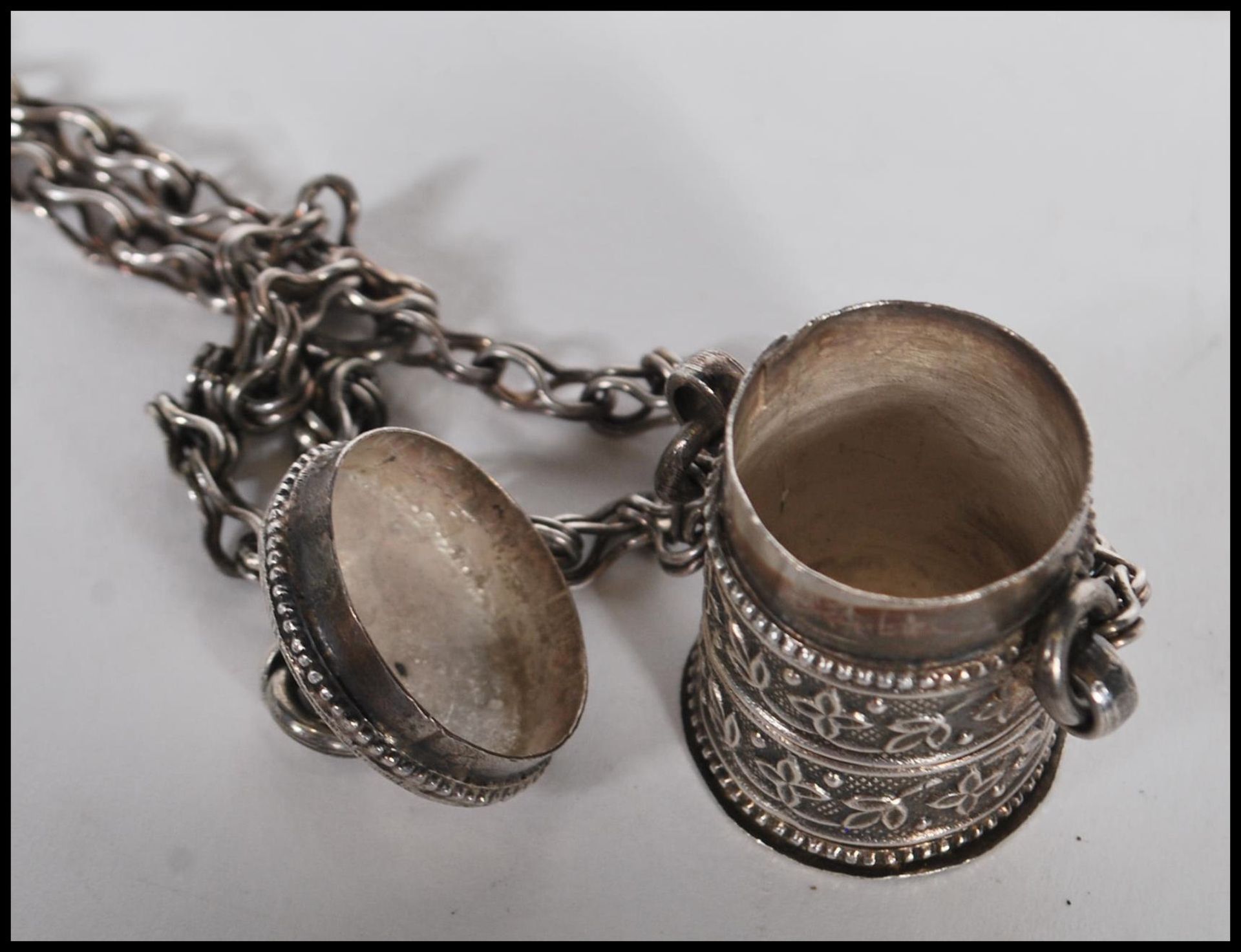 A 20th Century oriental silver white metal snuff / betel box of cylindrical form having sectional - Bild 7 aus 7