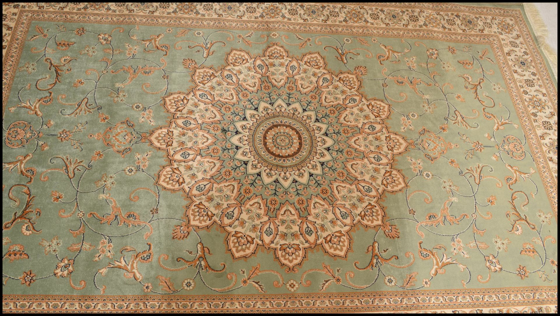 A large Persian floor carpet Keshan rug having a green ground with geometric borders and central - Bild 5 aus 5