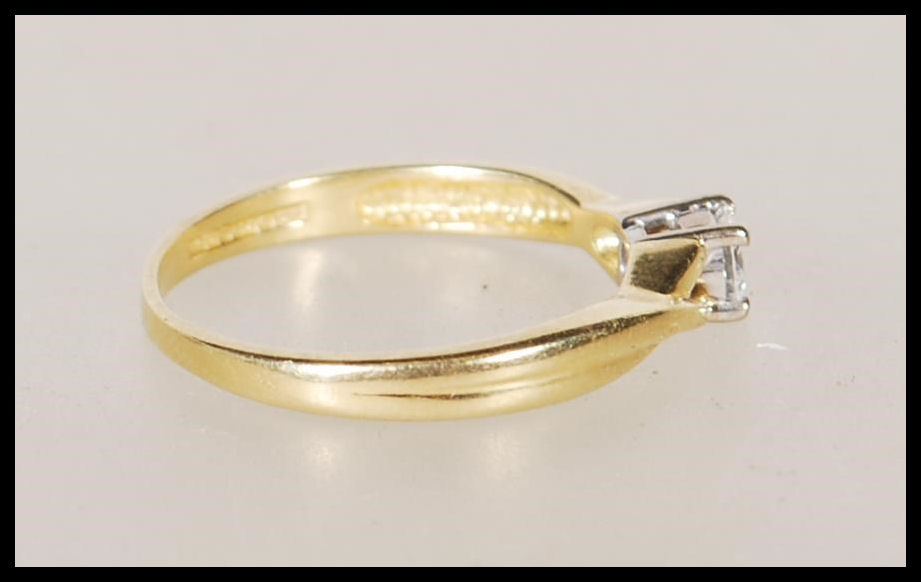 A hallmarked 18ct yellow gold solitaire diamond ring having decorative cross over shoulders with a - Image 2 of 5