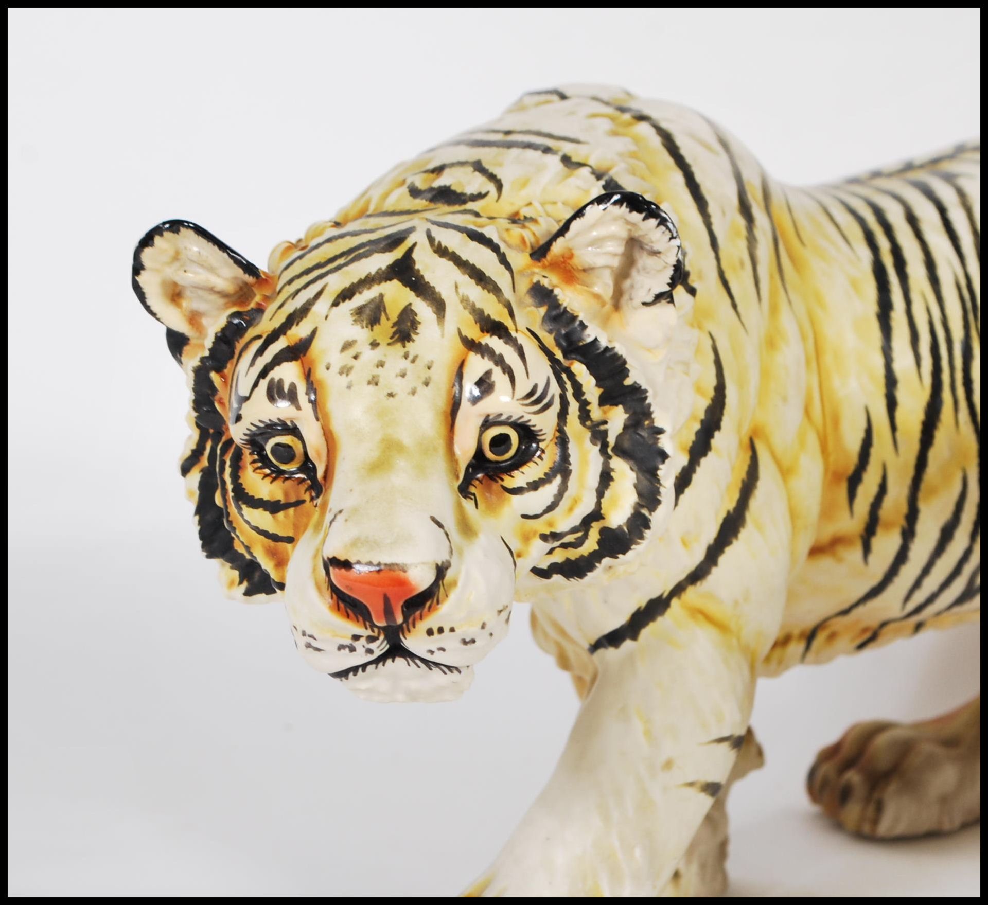 A pair of 20th Century cast resin figurines of tigers having hand painted features to include one - Bild 2 aus 5