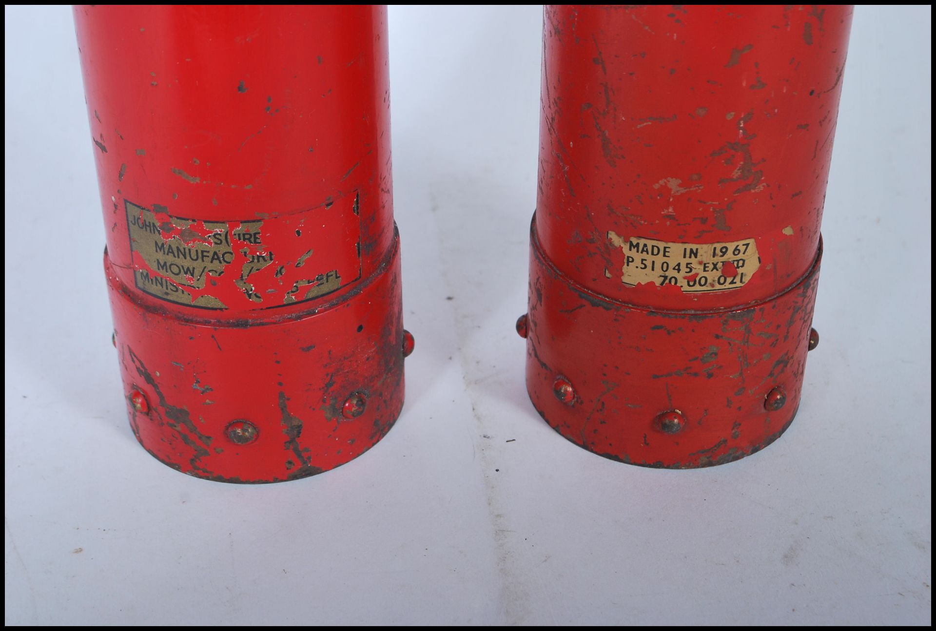 A pair of vintage 1950's fire extinguishers of tall cylindrical form having applied gold labels - Bild 3 aus 4