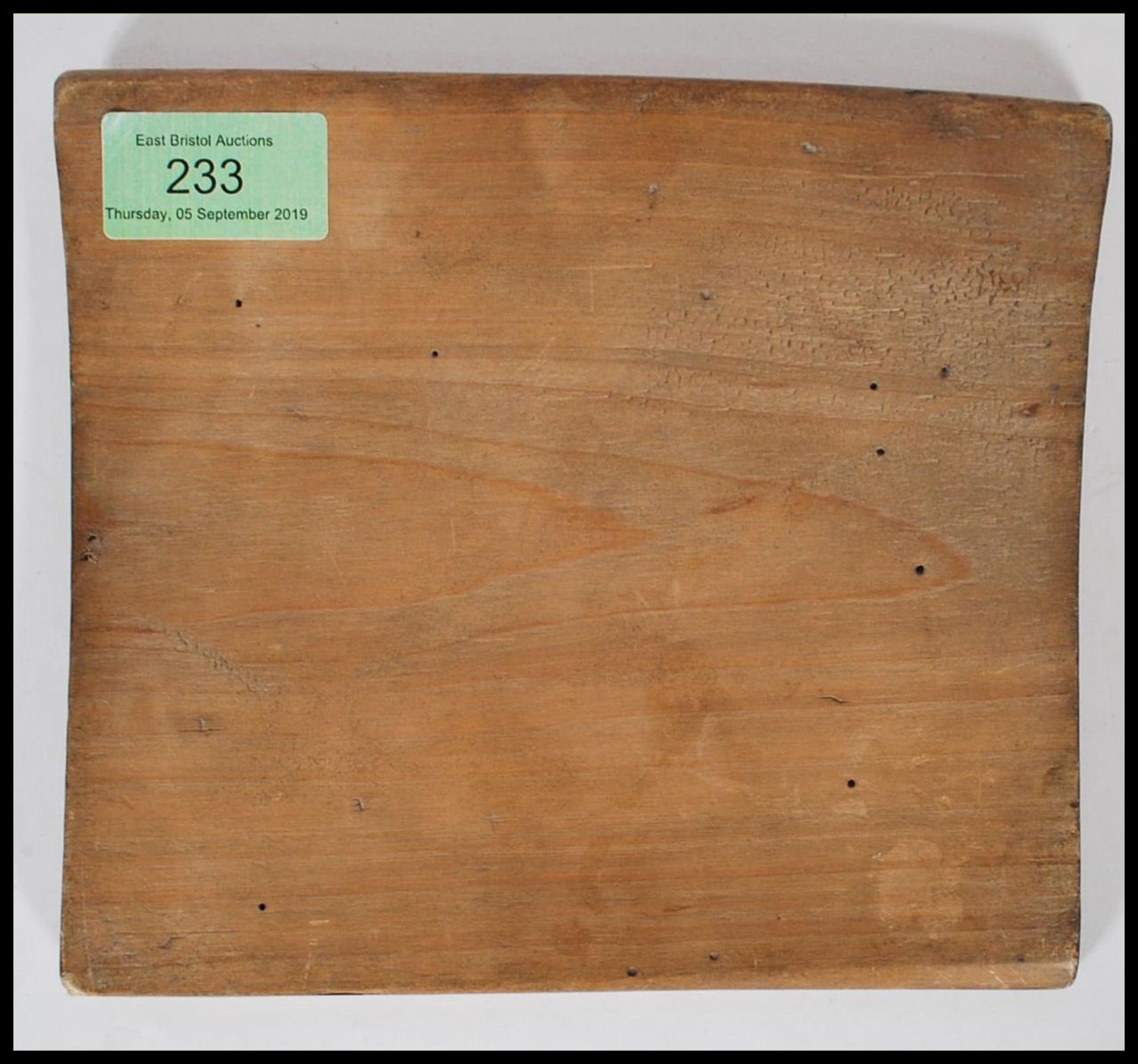 A rare 16th century antique wooden ' trencher ' plate. Carved from a solid oak plank, the plate - Image 4 of 4