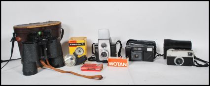 A collection of vintage cameras to include a Kodak VR35 camera, a Kodak Instamatic 33, Brownie