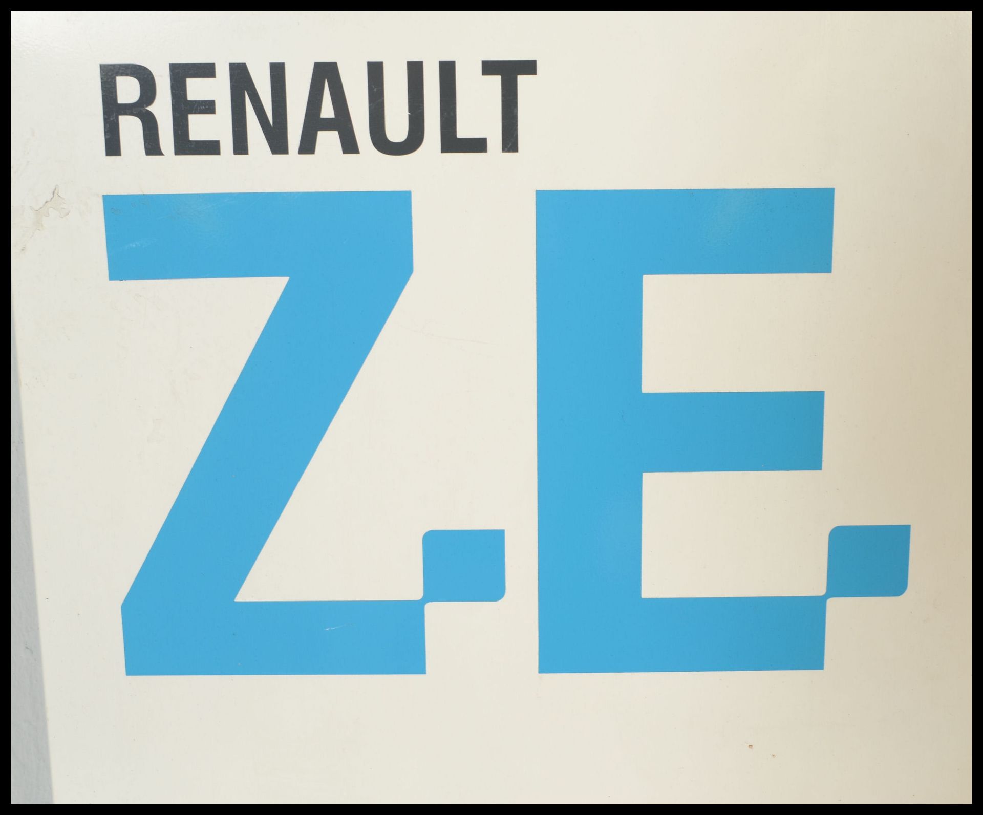 A 20th Century Renault garage showroom sign having a white finished ground with Renault in black - Bild 2 aus 4