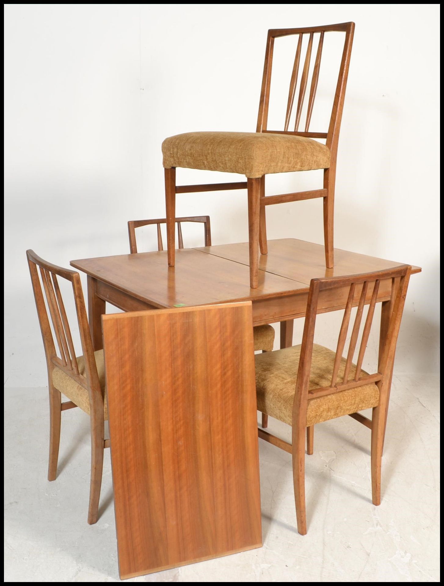 A mid 20th Century Gordon Russell of Broadway, extendable walnut draw leaf dining table and four - Bild 2 aus 7