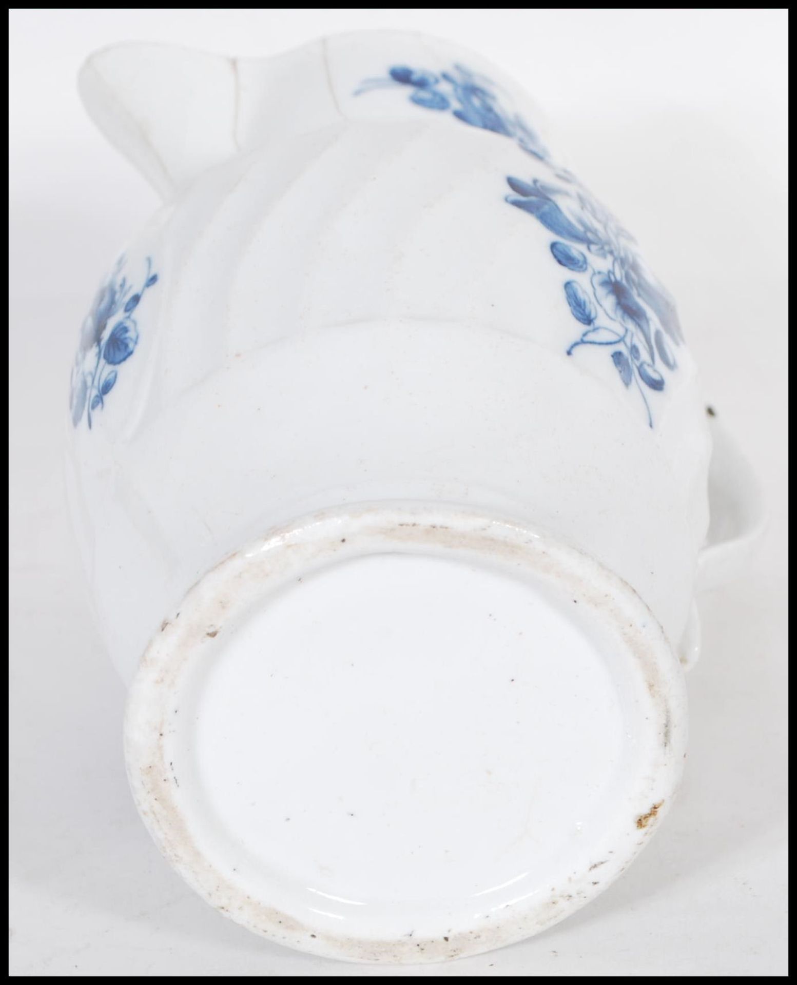 A 18th Century Georgian Worcester jug having ribbed central panel to the sides and a scrolled - Bild 6 aus 6