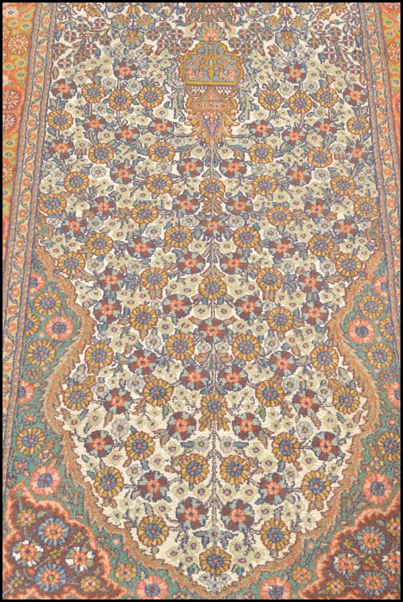 An early 20th Century persian style floor rug carpet, large central ornate panel surrounded by - Bild 4 aus 6