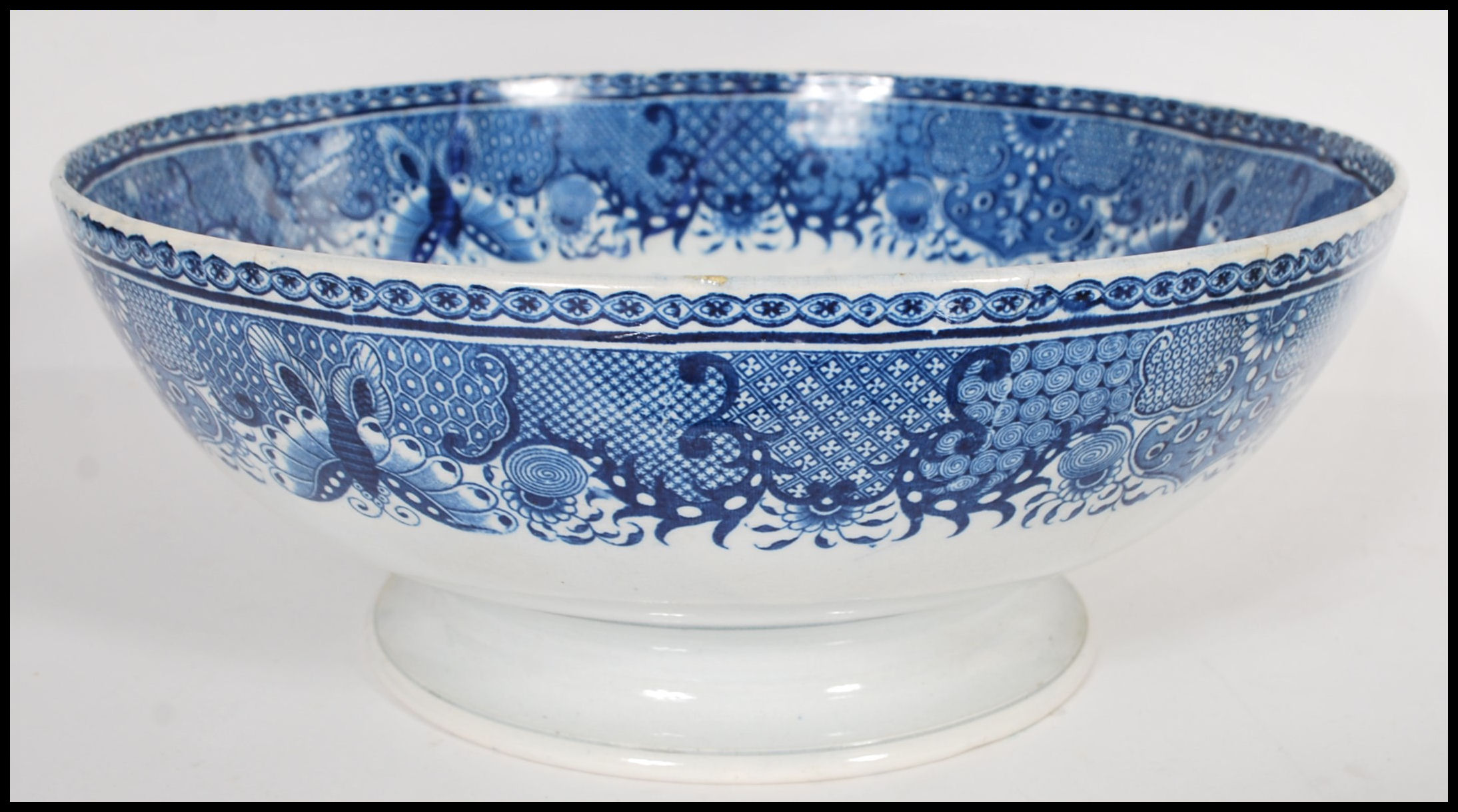 A group of 19th Century blue and white English china wares to include a large willow pattern - Image 14 of 15