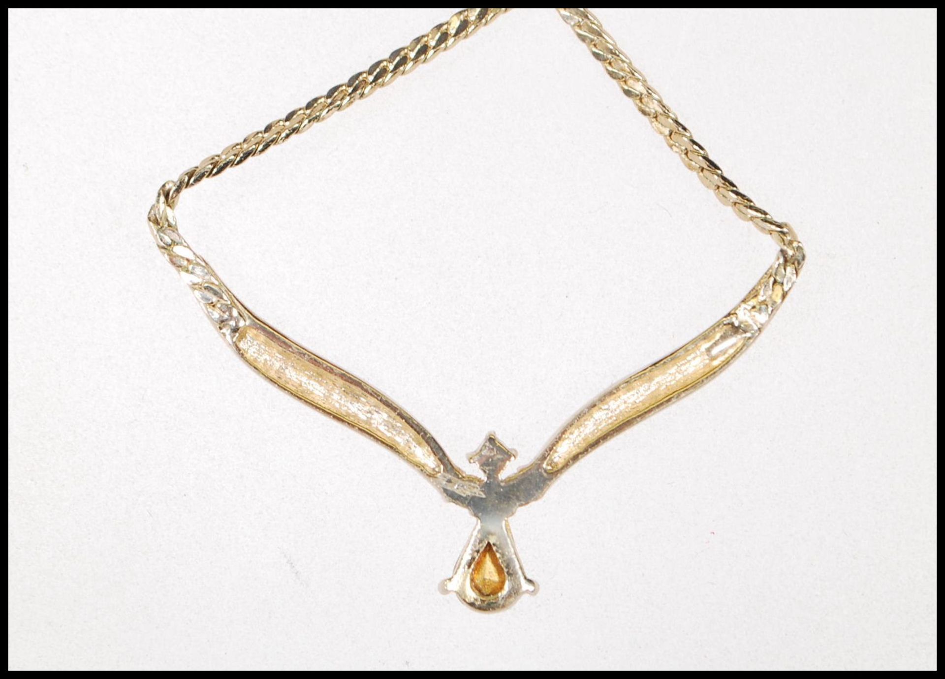 A vintage gold plated Christian Dior necklace having a V shaped collar terminating in a drop - Bild 4 aus 6