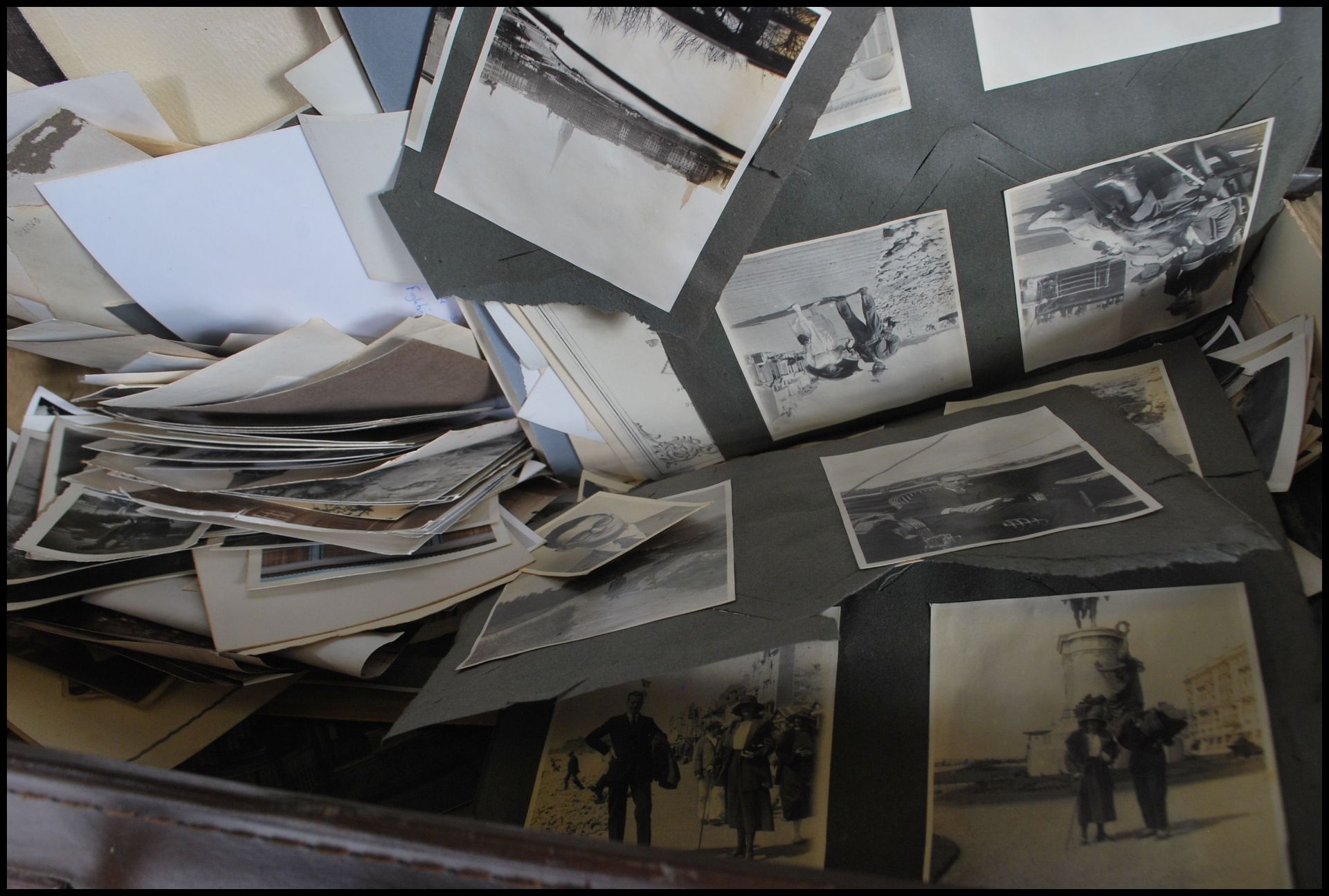 A Vintage Cowhide leather suitcase containing hundreds of black & white photographs. Sizes range - Bild 4 aus 4