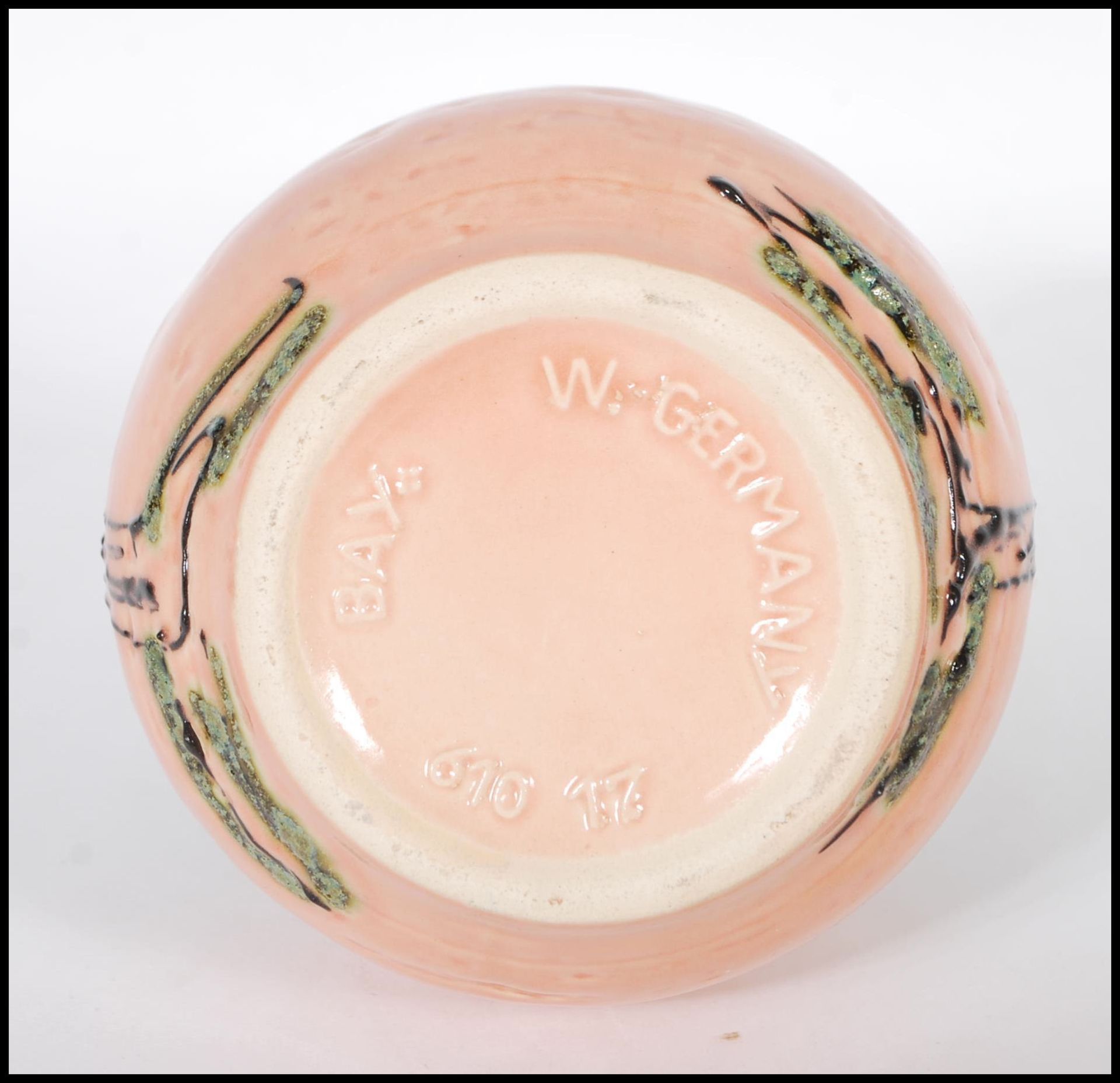 A vintage retro 20th Century West German Bay Keramic fat lava vase, the bulbous vase on a pink and - Bild 6 aus 6