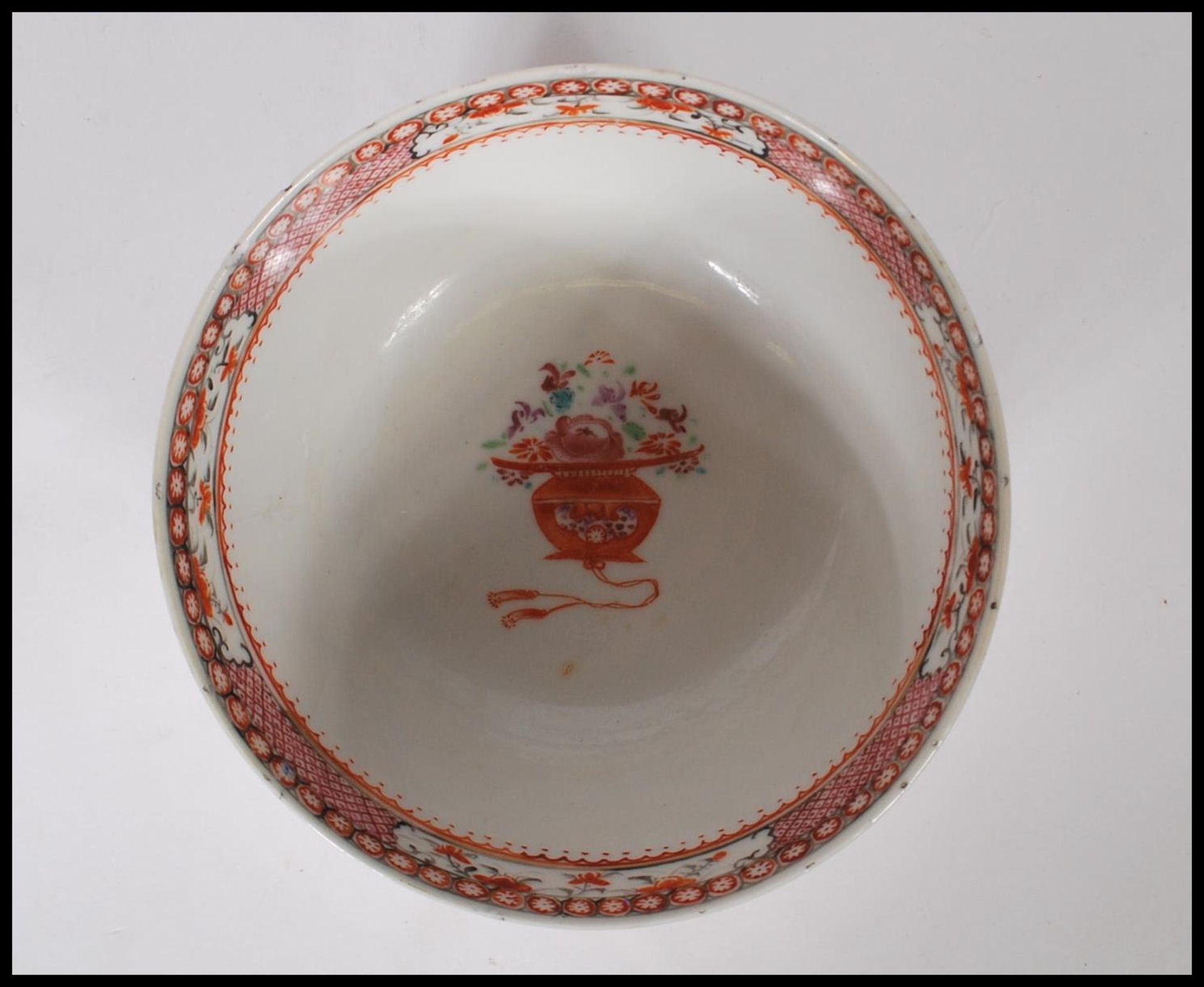 A late 19th Century Chinese bowl having hand painted and enamel figures in a courtyard scenes and - Bild 5 aus 6