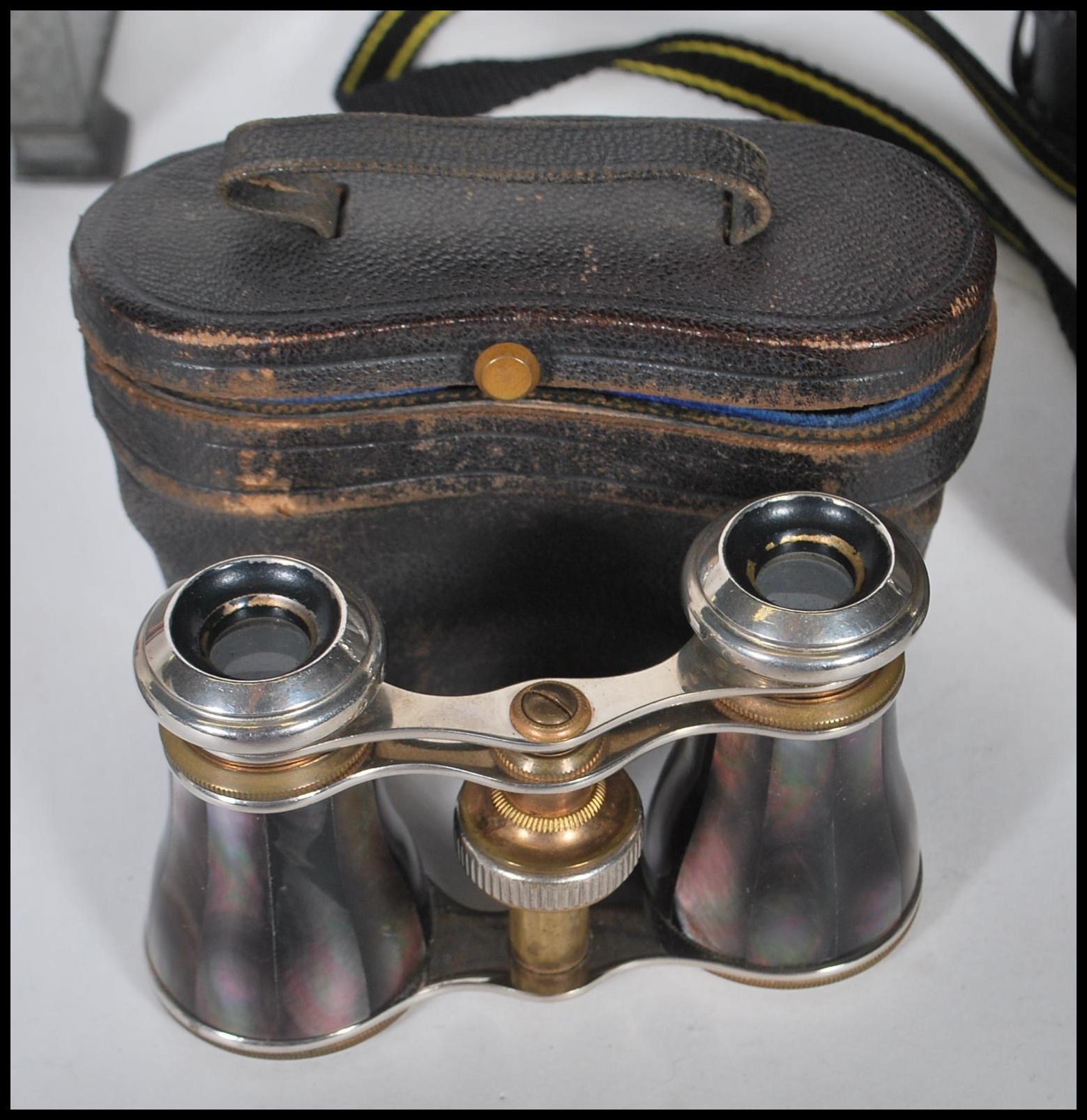 A collection of items to include a cased pair of Miranda binoculars, a tin cased Gillette vintage - Image 3 of 9
