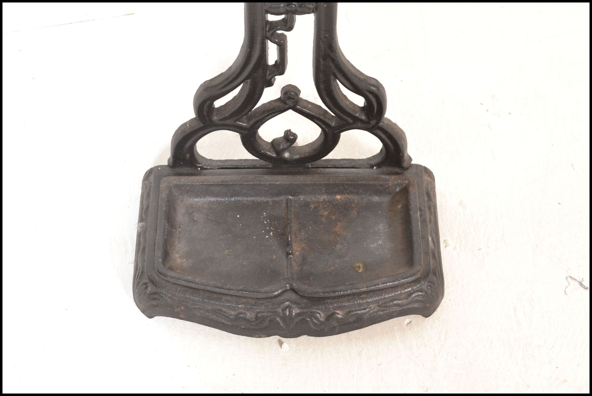 A 20th Century cast iron two sectional stick stand in the manner of Coalbrookdale having an ebonised - Bild 5 aus 6