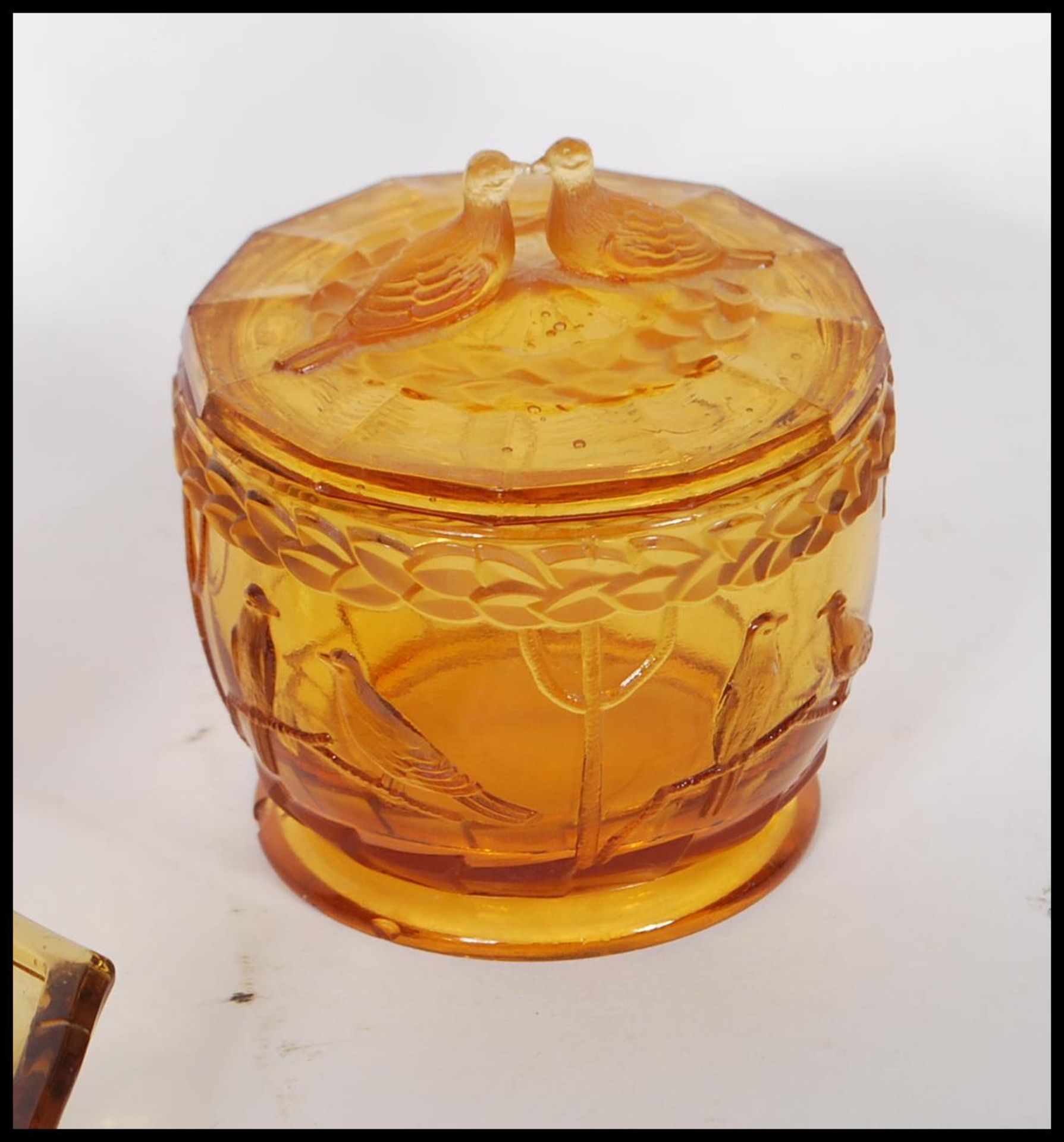 An early 20th Century Art Deco 1930's amber glass dressing table vanity set consisting of - Bild 5 aus 5