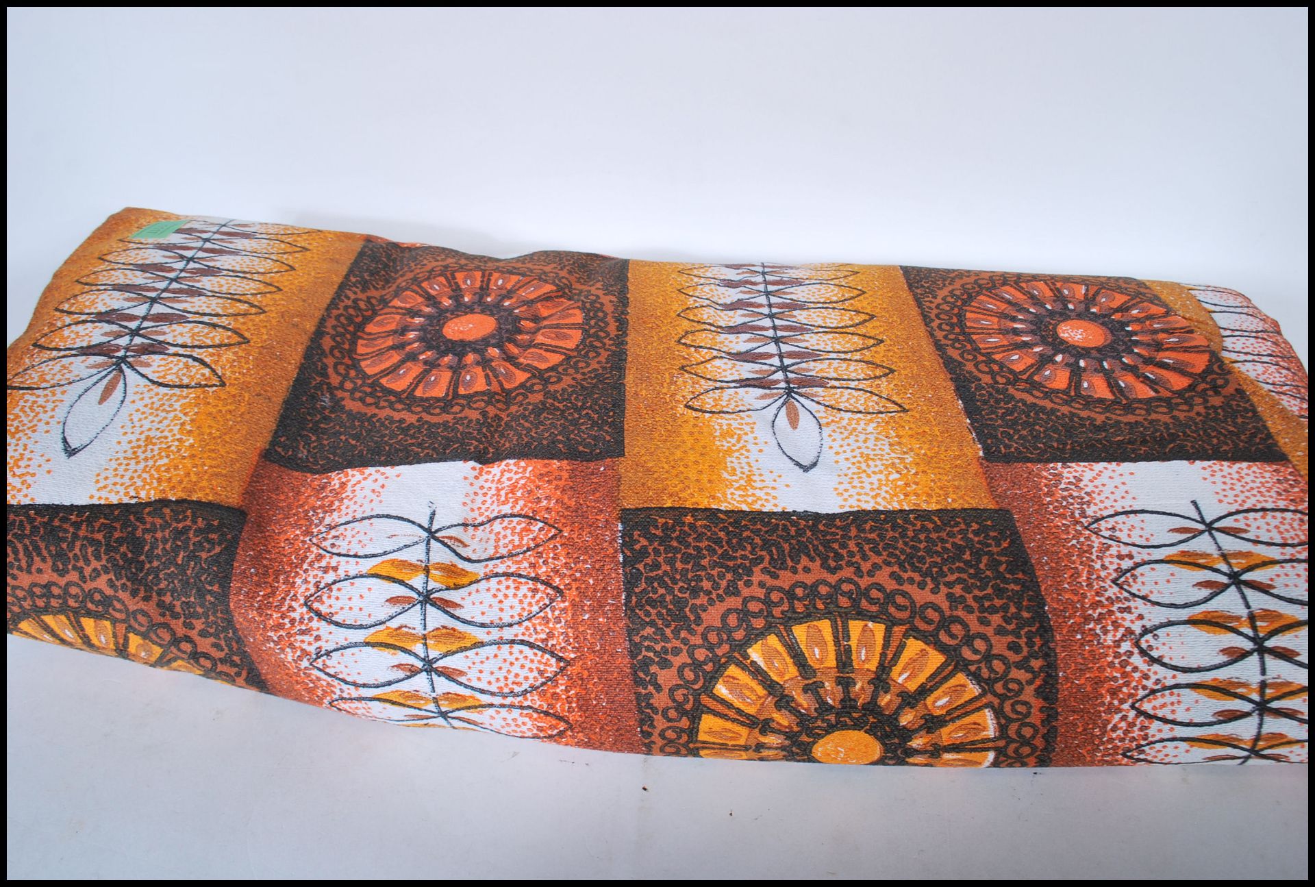 Interior design- A retro mid 20th Century roll of fabric in orange and brown colour with various - Bild 2 aus 5