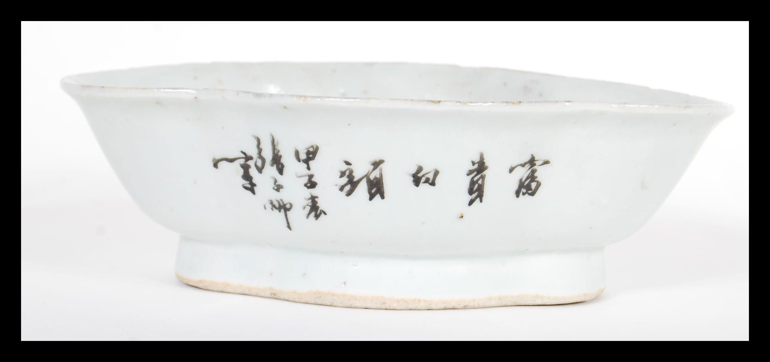 An early 20th Century Chinese porcelain bowl of scalloped form having hand painted decoration - Image 3 of 5