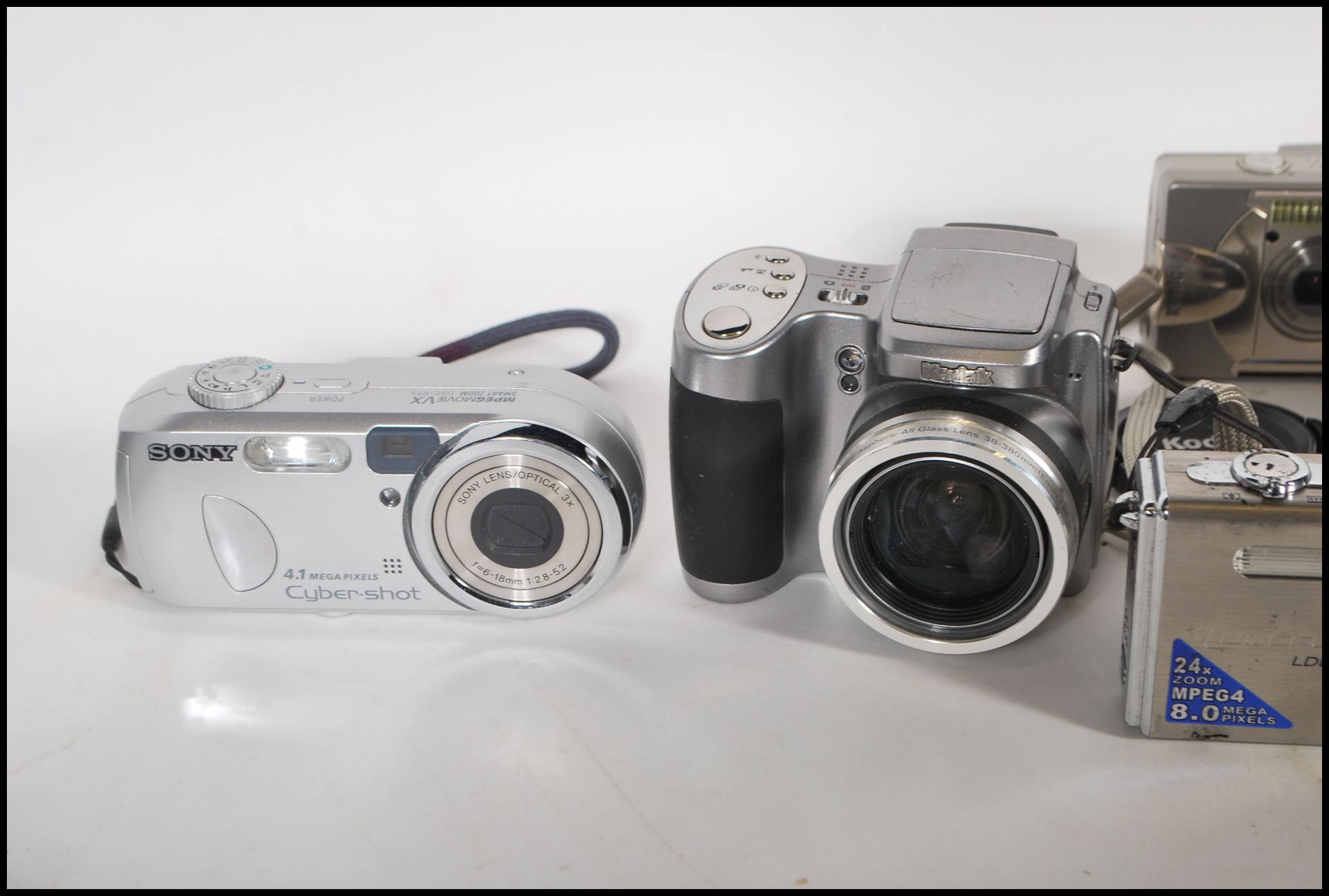 A collection of digital cameras to include makes from Fuji, Lumicorn, Premier, Konica, Polaroid, - Bild 6 aus 10