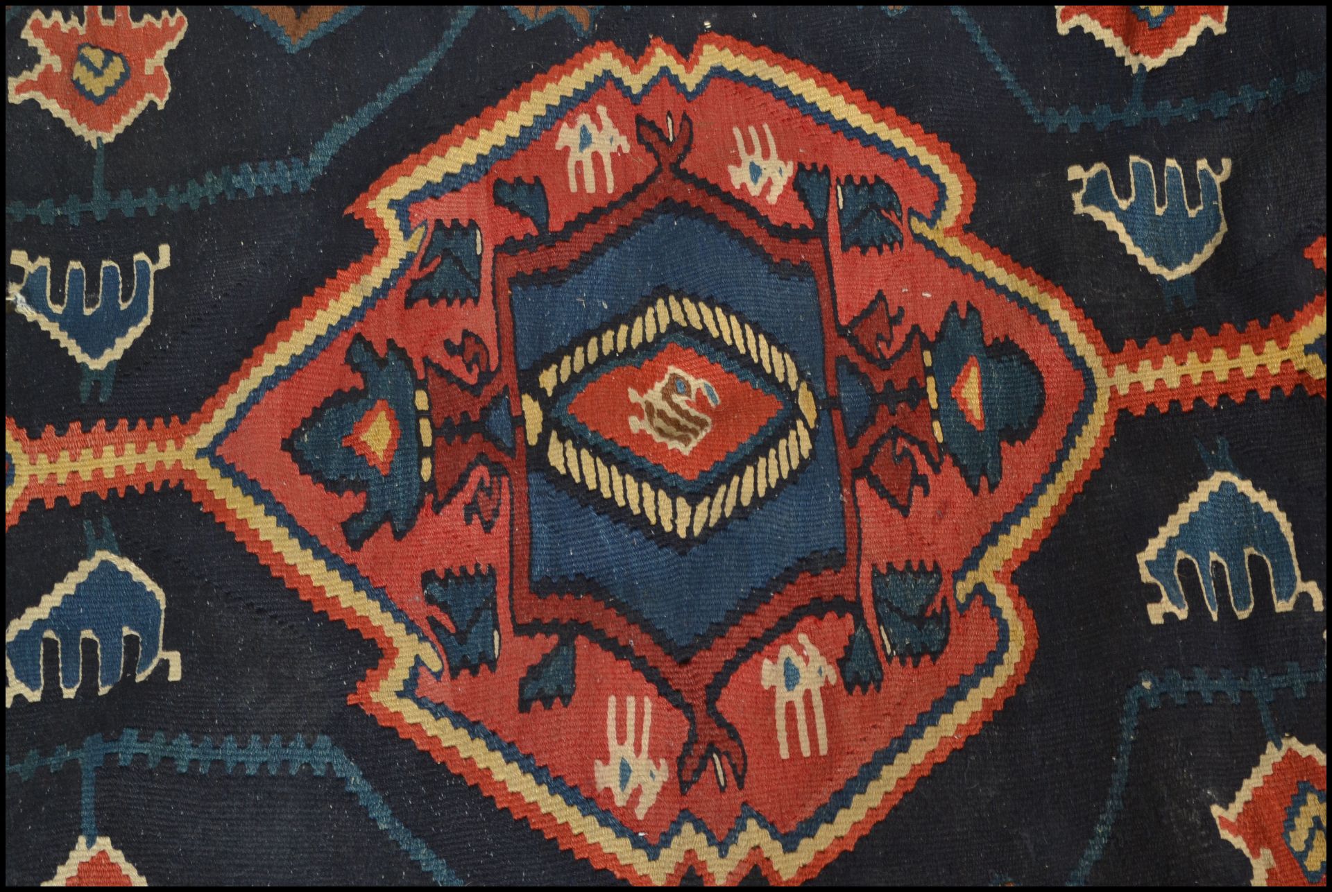 A 20th Century Persian Islamic multi coloured Kelim / Kilim woven floor rug having central medalon - Bild 4 aus 6