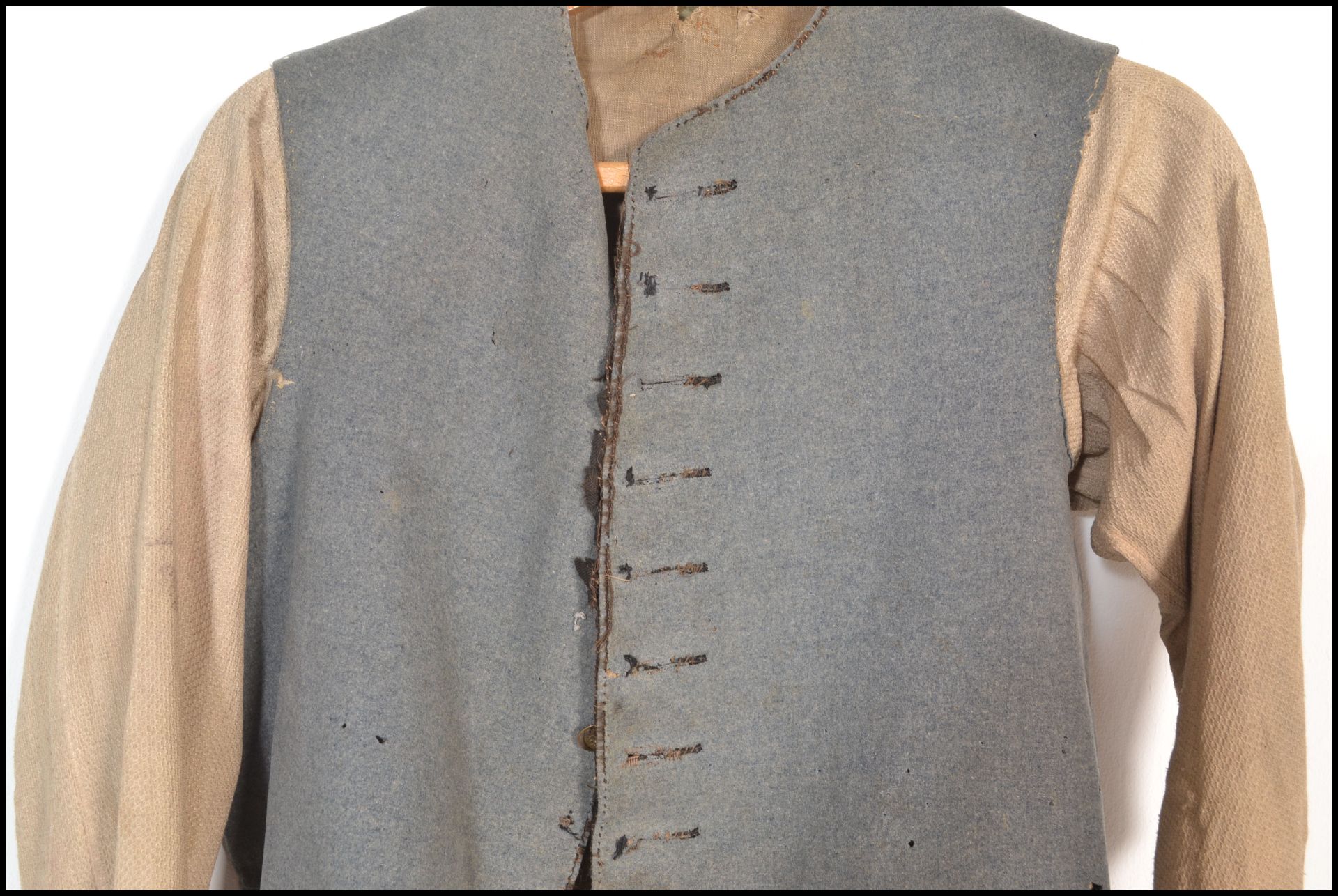 An 18th Century Georgian gentleman's overcoat / frock coat, being hand stitched with each panel made - Bild 4 aus 9