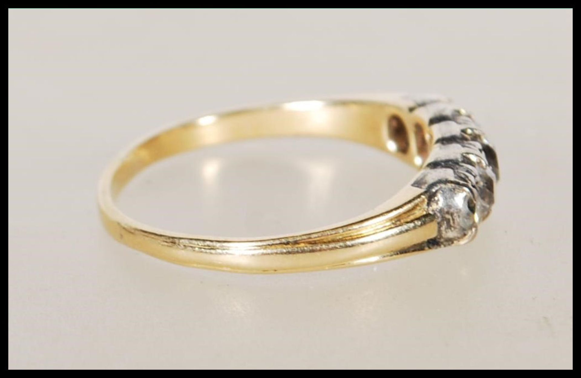 A stamped 18ct yellow gold ring set with five diamonds of approx 90pts. Ring size T. Gross weight - Bild 2 aus 5