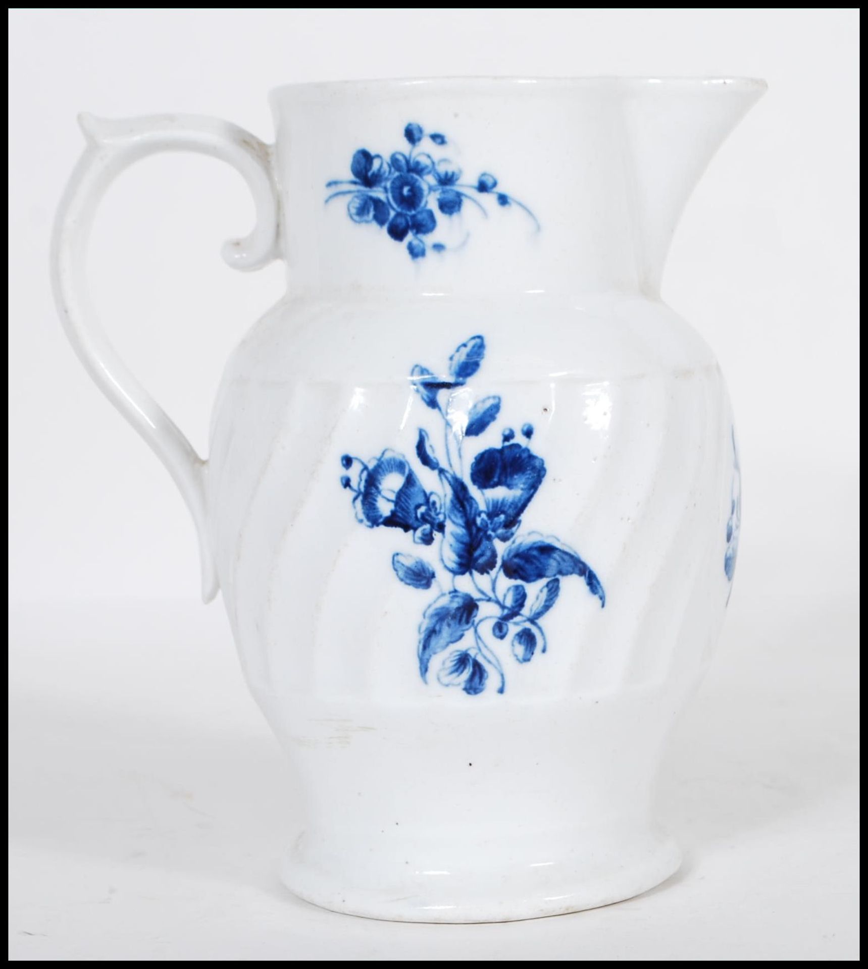 A 18th Century Georgian Worcester jug having ribbed central panel to the sides and a scrolled - Bild 3 aus 6