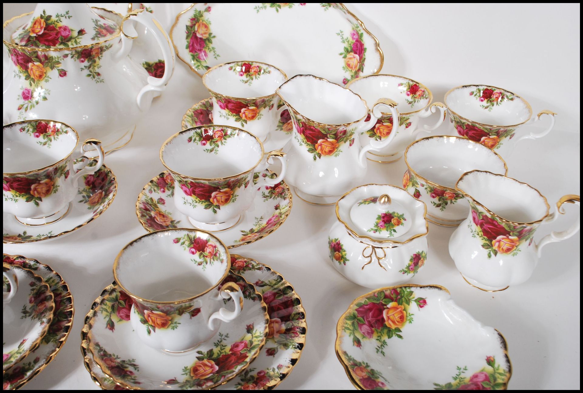 An extensive Royal Albert Old Country Roses tea service / dinner service having a white ground - Bild 8 aus 11