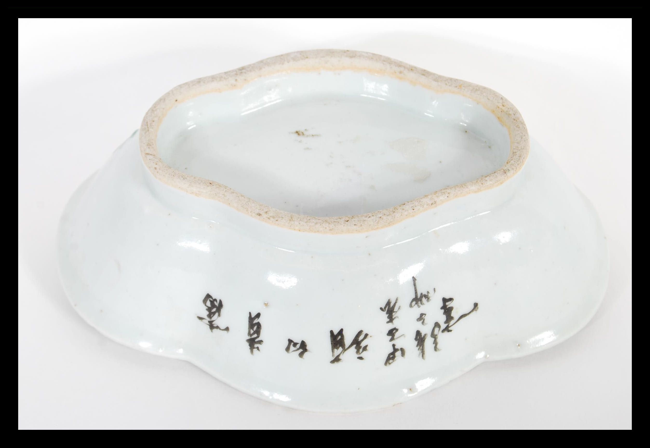 An early 20th Century Chinese porcelain bowl of scalloped form having hand painted decoration - Image 5 of 5