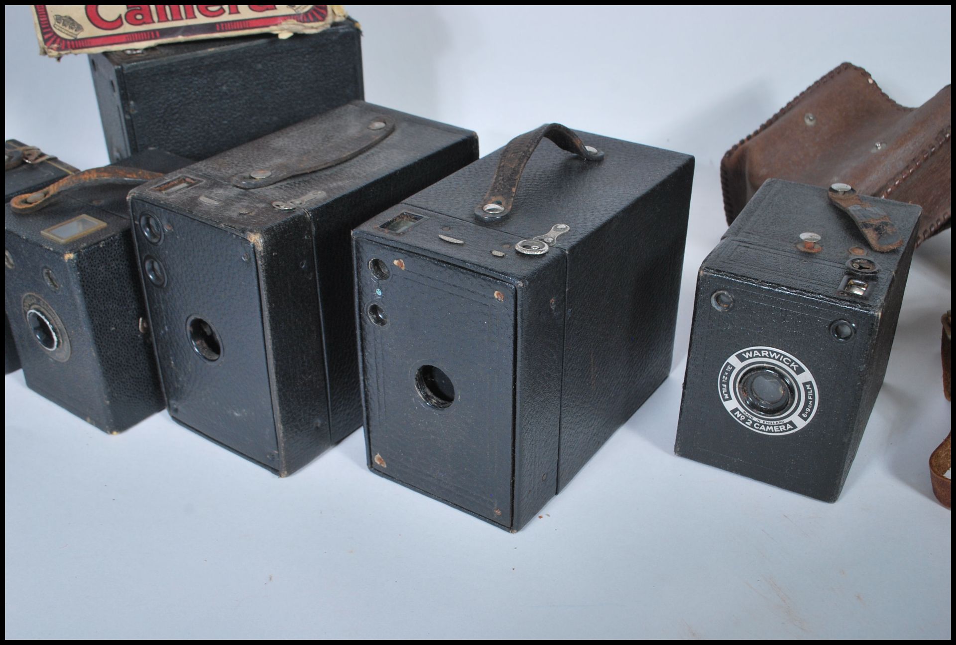 A collection of vintage 20th Century cameras of various makes to include Kodak, Coronet, Warwick, - Bild 3 aus 5