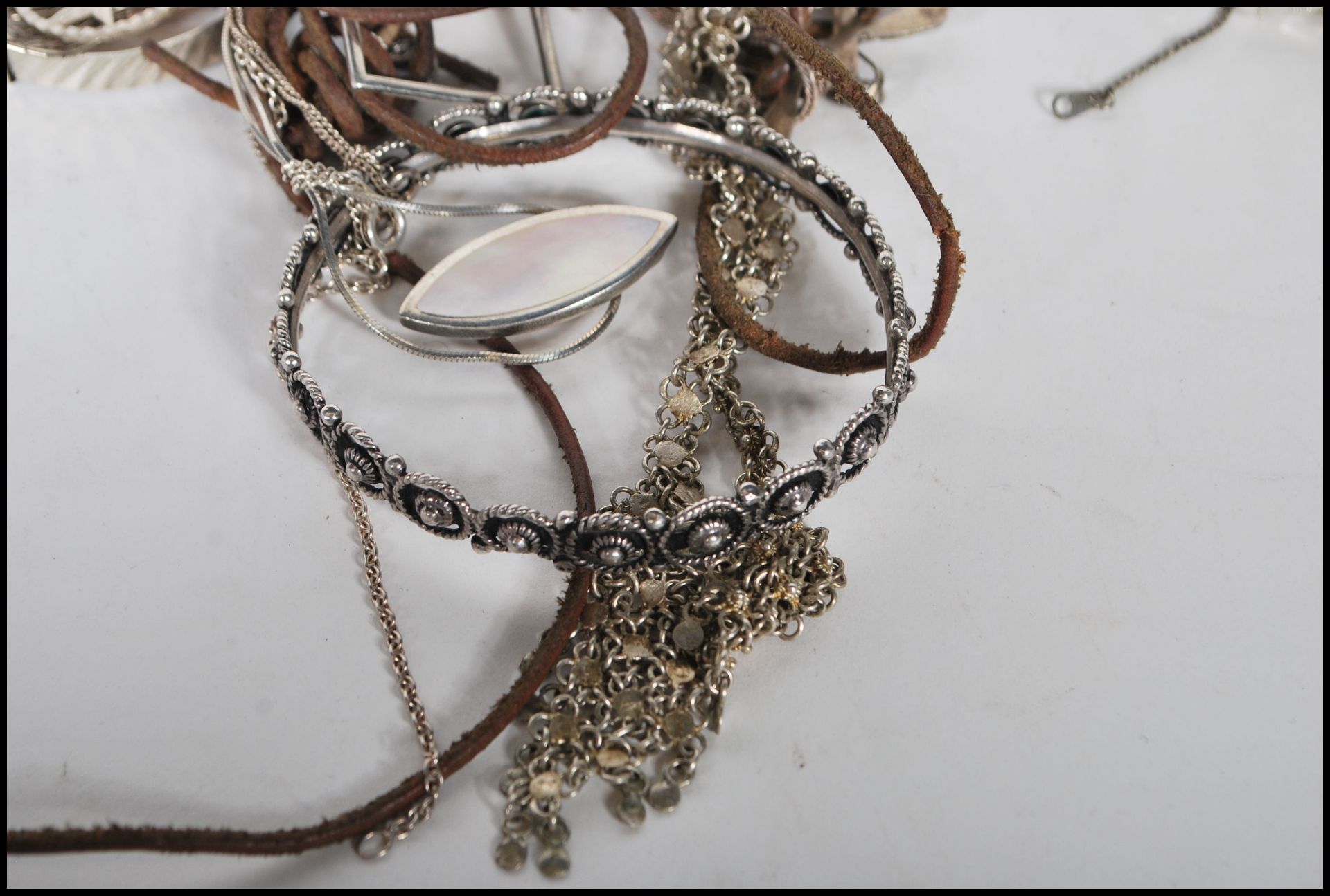 A large collection of silver and silver white metal jewellery to include a good selection of - Bild 4 aus 9