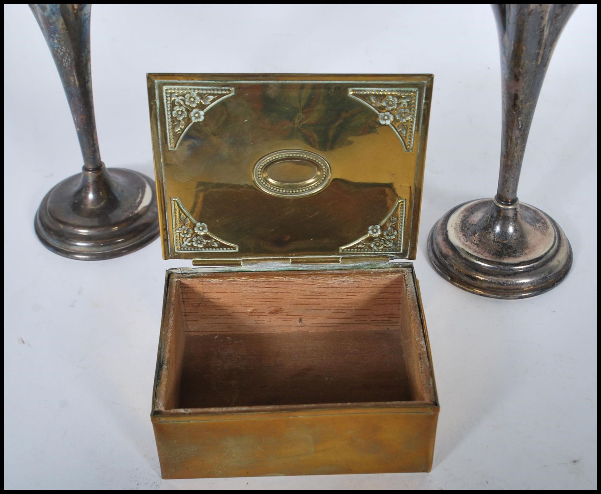 A pair of silver plated Art Nouveau mantelpiece spill vases in the form of opening flowers raised on - Bild 3 aus 6