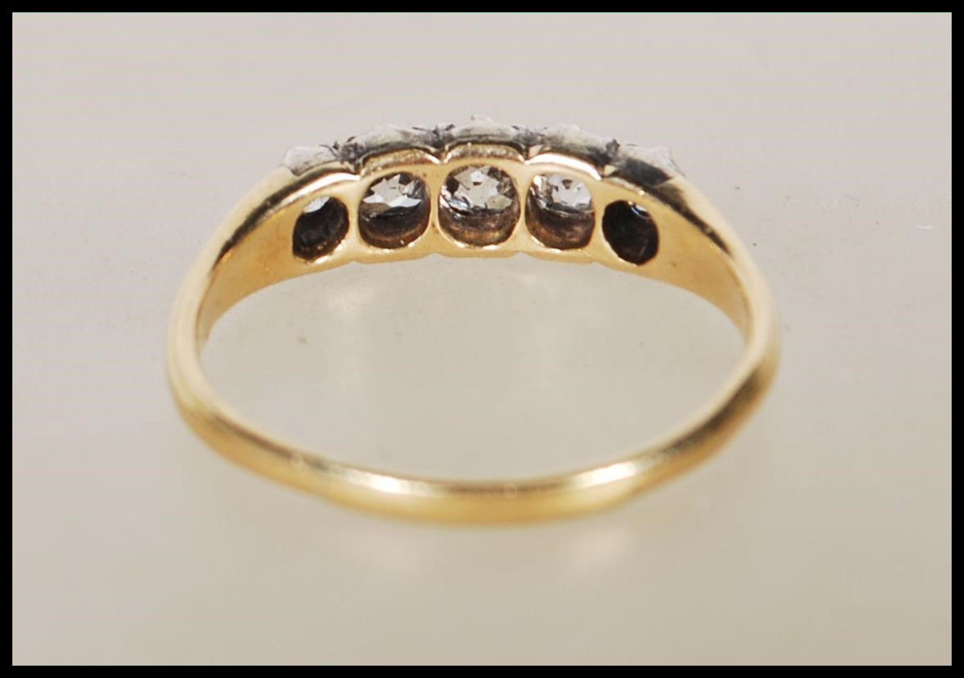 A stamped 18ct yellow gold ring set with five diamonds of approx 90pts. Ring size T. Gross weight - Bild 3 aus 5