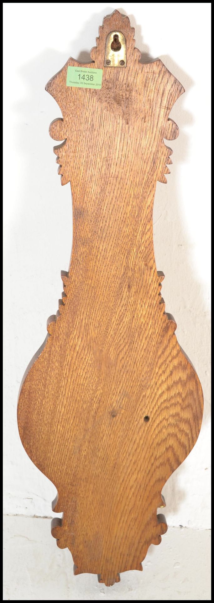 An early 20th Century 1930's oak cased Aneroid barometer having carved floral work to case. Set with - Bild 4 aus 4
