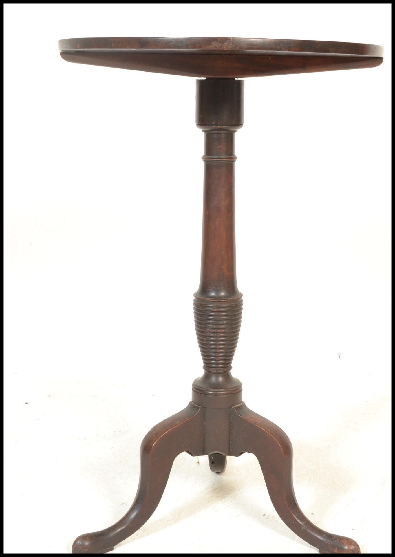 A 19th Century Georgian pedestal wine table having a round top raised on a central knopped column - Bild 3 aus 4