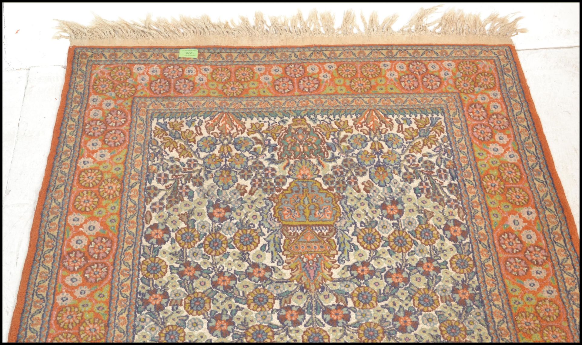 An early 20th Century persian style floor rug carpet, large central ornate panel surrounded by - Bild 3 aus 6