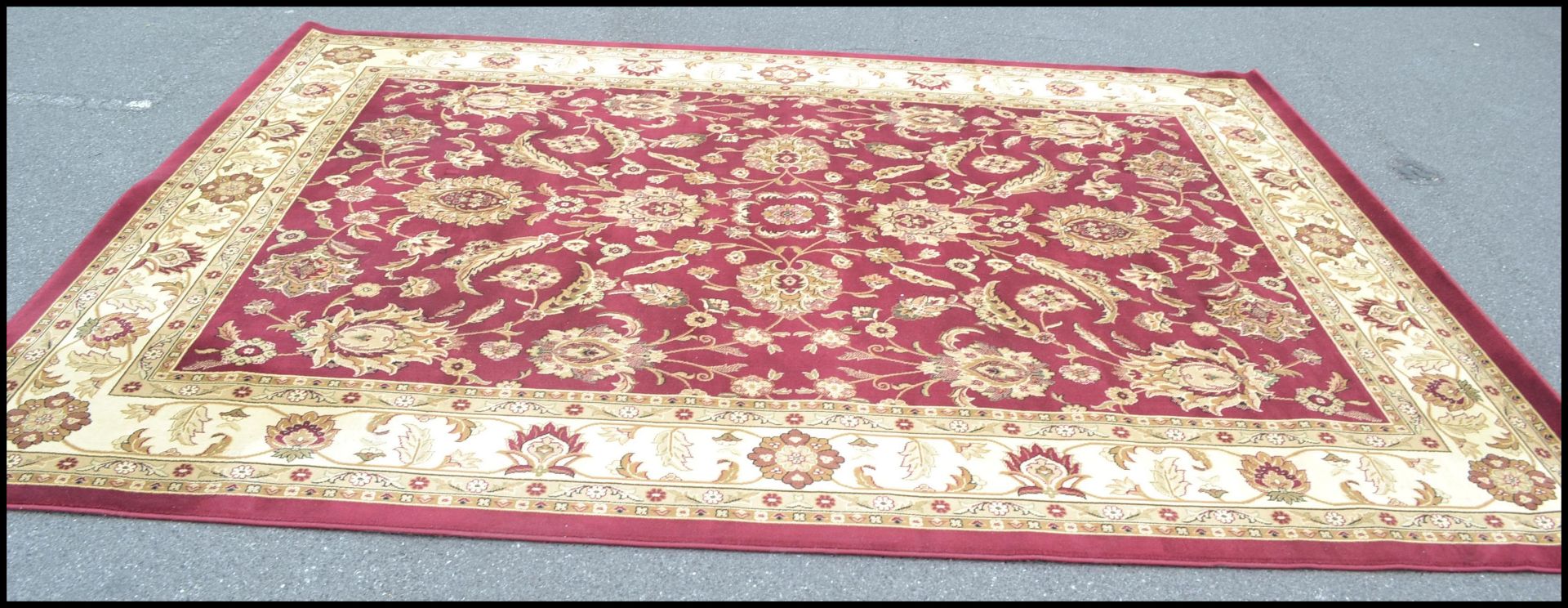 A large 20th Century contemporary floor rug on red ground having a large central medallion panel - Bild 3 aus 7