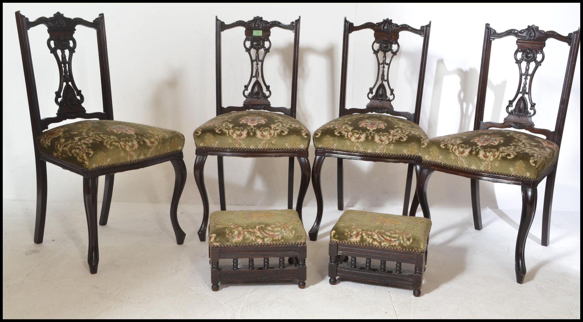 Set of four early 20th Century Edwardian inlaid salon dining chairs, with fret pierced backrests and - Bild 6 aus 8