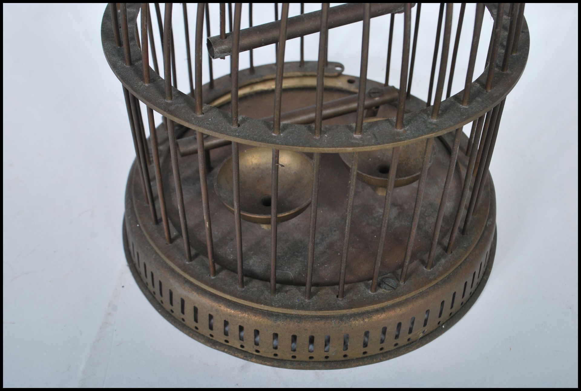 A Victorian-style brass bird cage, being of cylindrical form with domed top having a suspension ring - Bild 3 aus 6