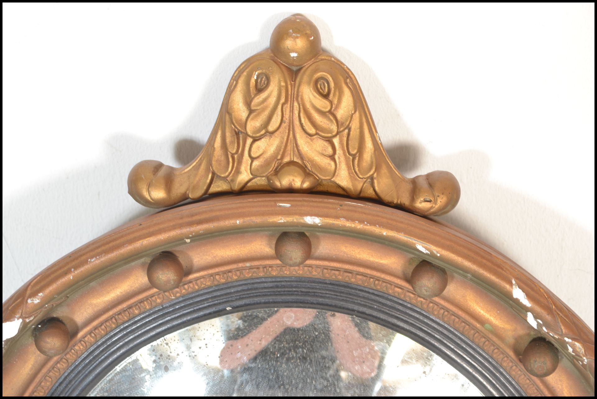 A early 20th Century gilt gesso convex porthole mirror with foliate finial. The circular frame - Bild 7 aus 8