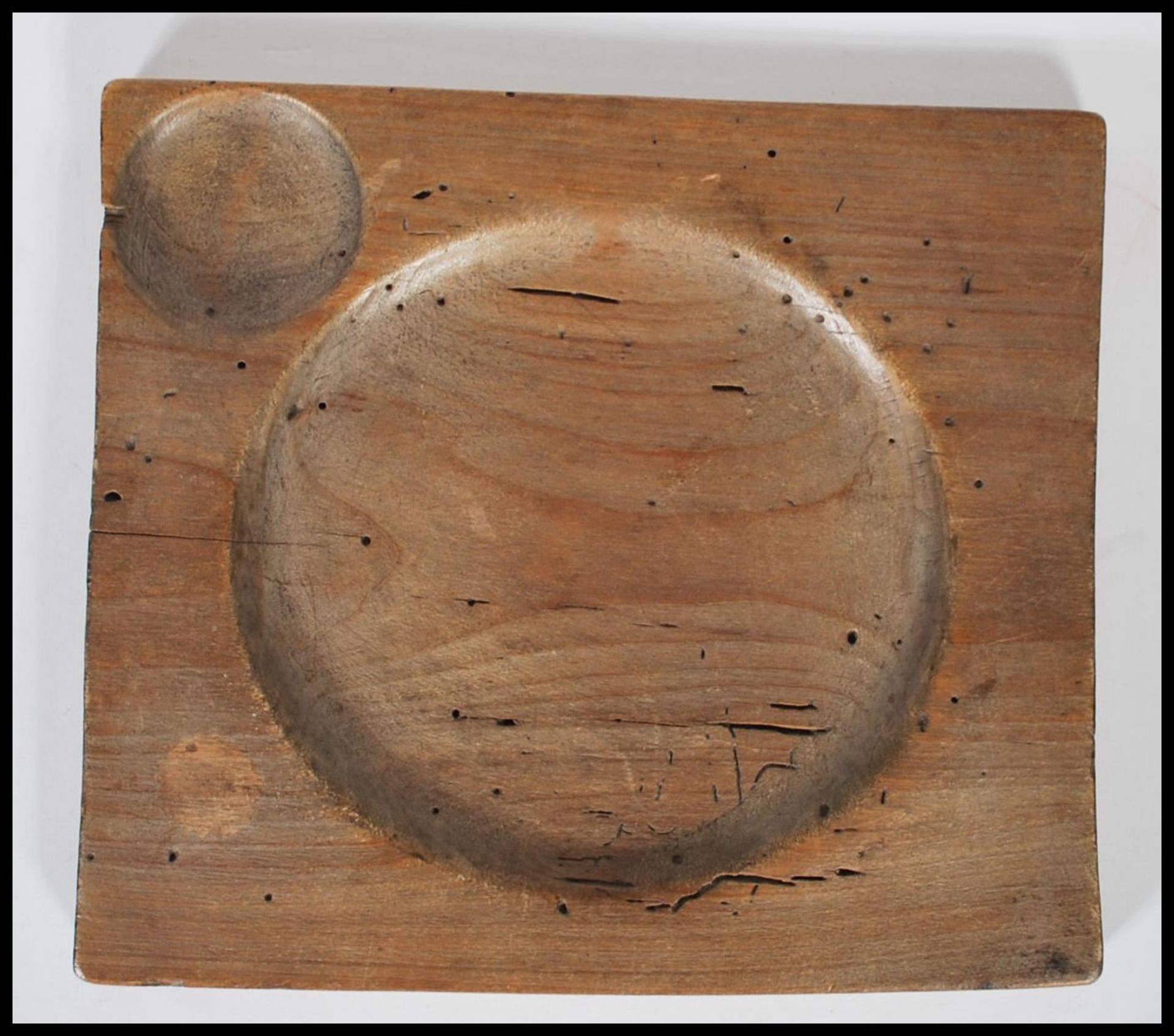 A rare 16th century antique wooden ' trencher ' plate. Carved from a solid oak plank, the plate - Image 3 of 4