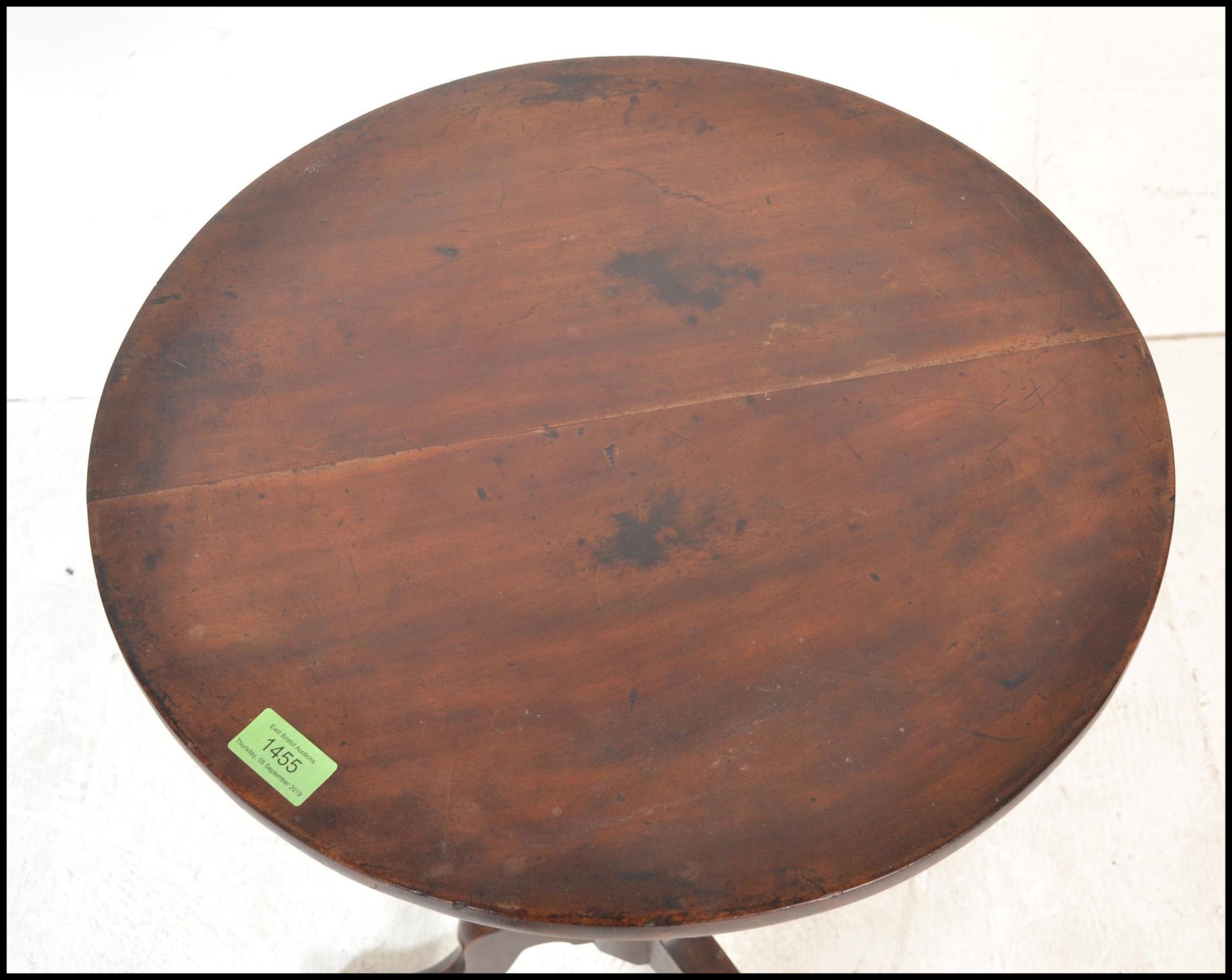 A 19th Century Georgian pedestal wine table having a round top raised on a central knopped column - Bild 2 aus 4