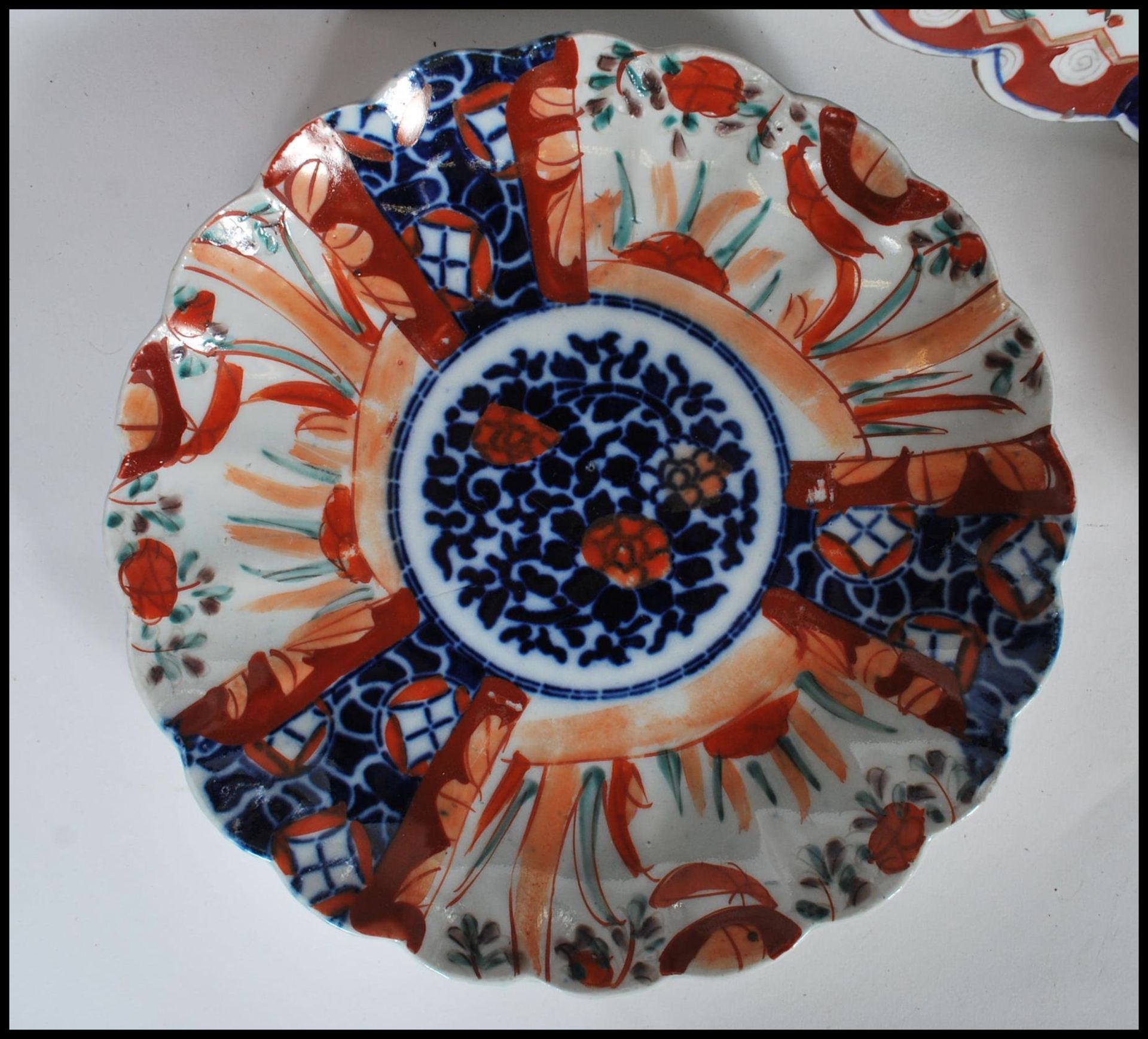 A collection of 20th Century Japanese Imari ceramics to include two wall charger plates having - Bild 10 aus 15