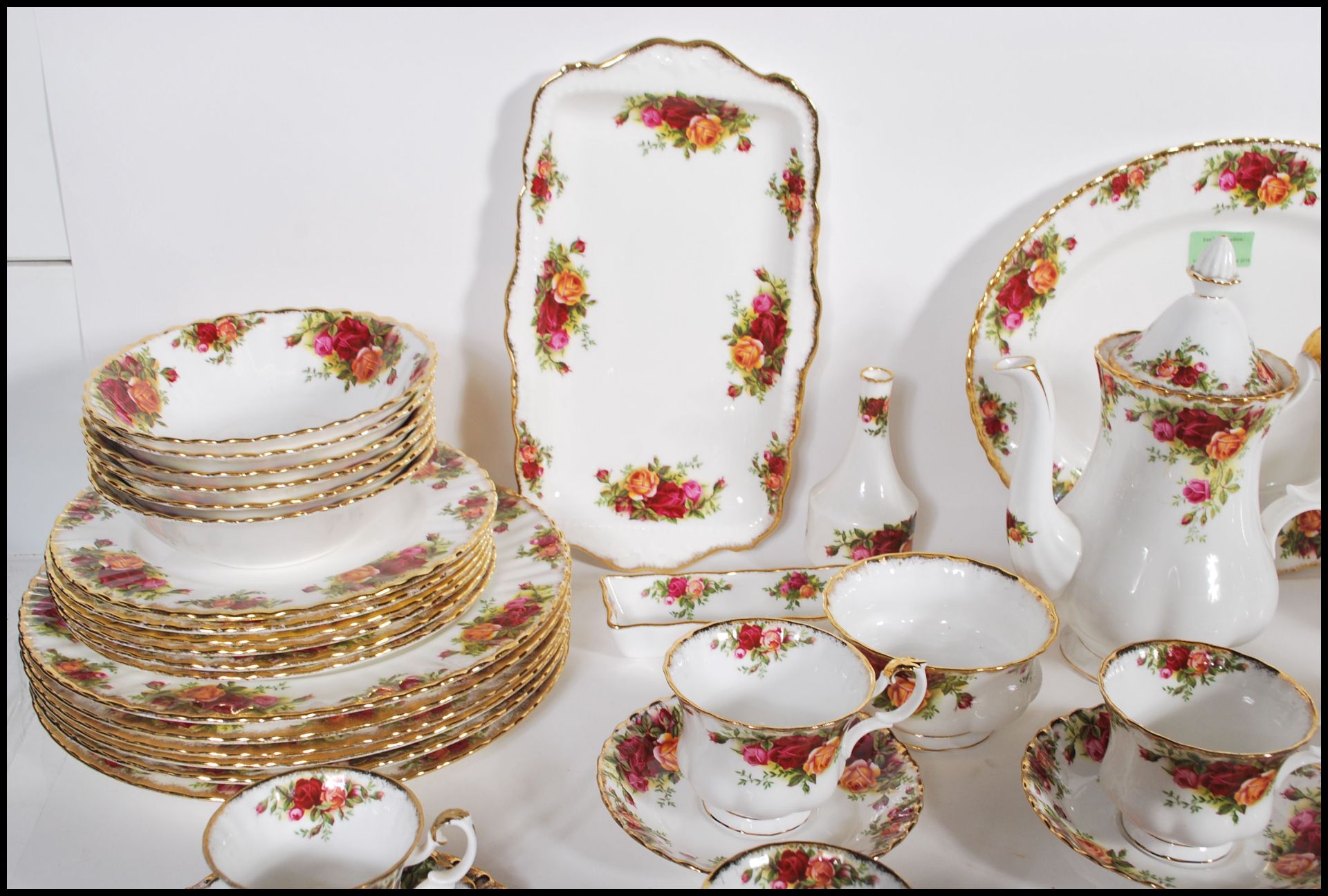 An extensive Royal Albert Old Country Roses tea service / dinner service having a white ground - Bild 2 aus 11