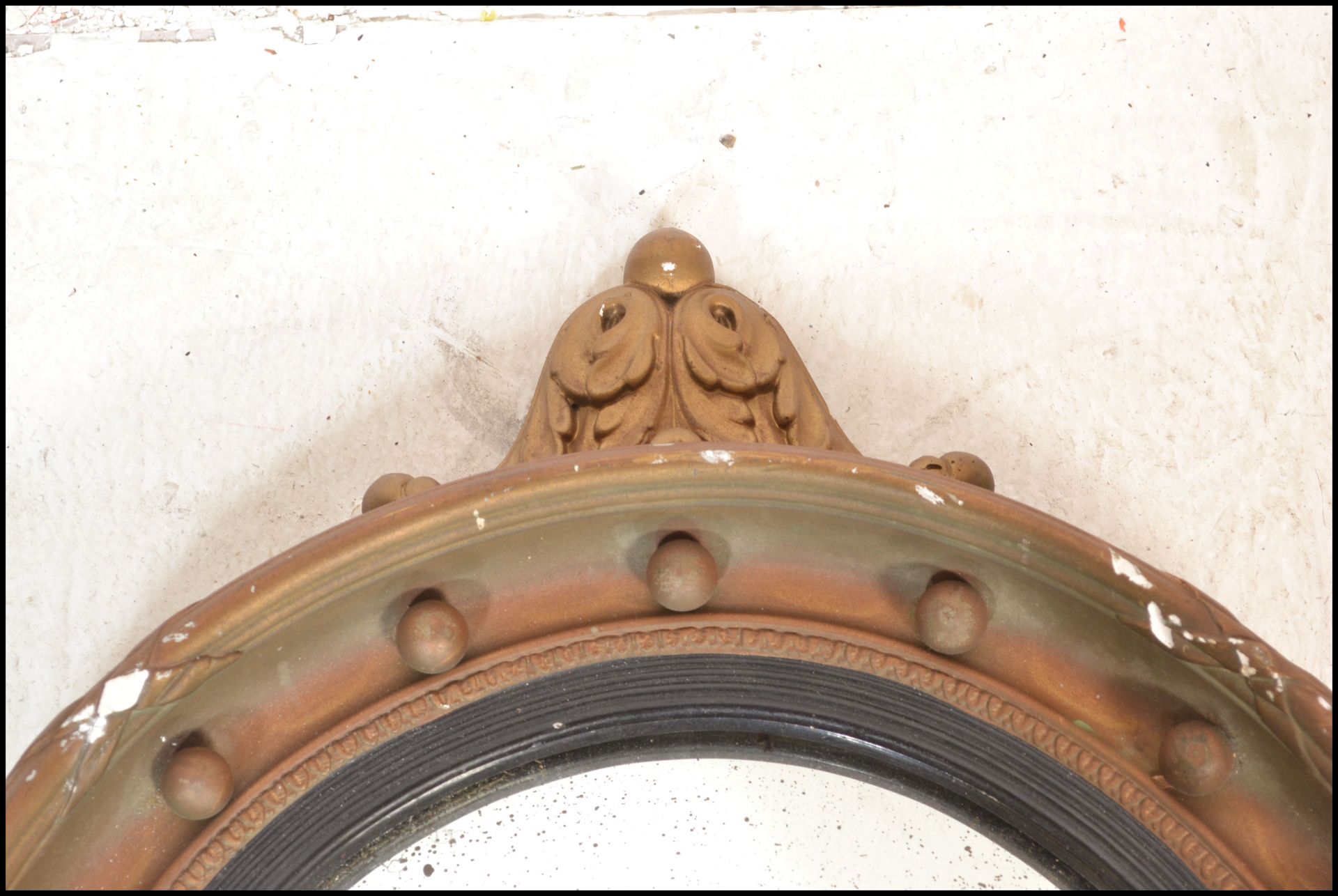 A early 20th Century gilt gesso convex porthole mirror with foliate finial. The circular frame - Bild 2 aus 8