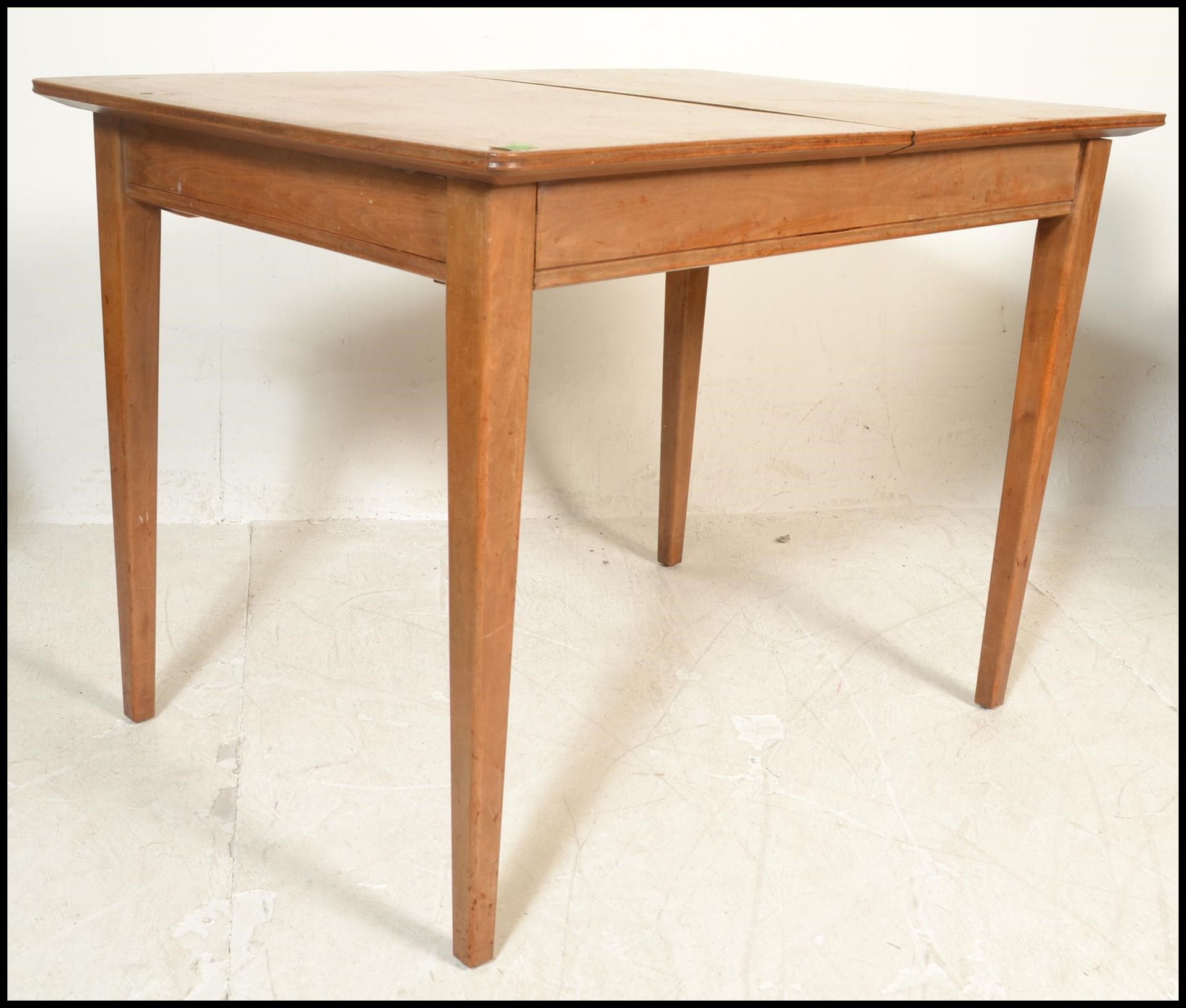 A mid 20th Century Gordon Russell of Broadway, extendable walnut draw leaf dining table and four - Bild 6 aus 7